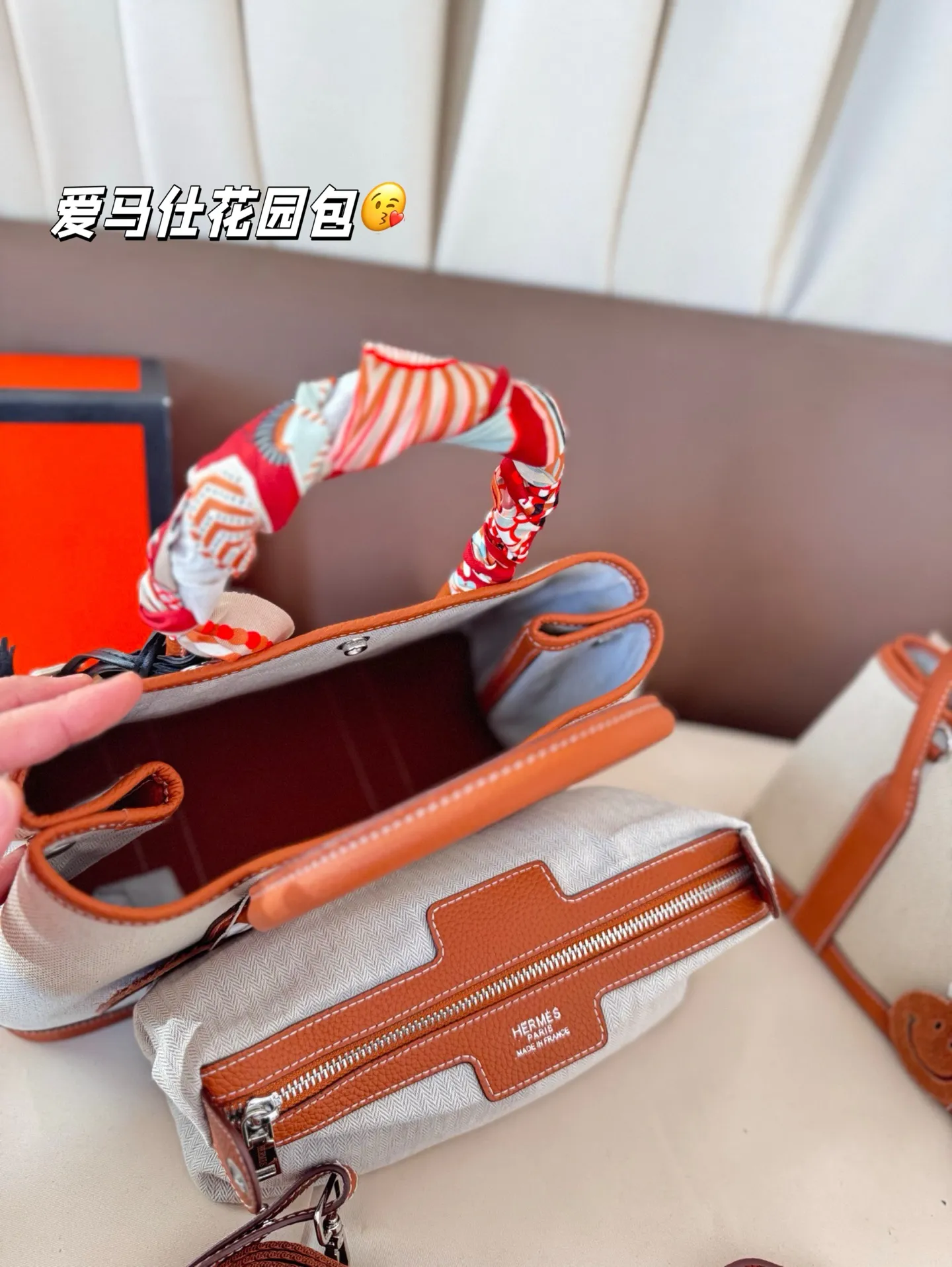 大号P220 小号P200（配内胆） 爱马仕花园包 布配牛皮 通勤比较低调又百搭 包身没有任何logo没有那么招摇！ 尺寸30*20/25*16 折叠盒