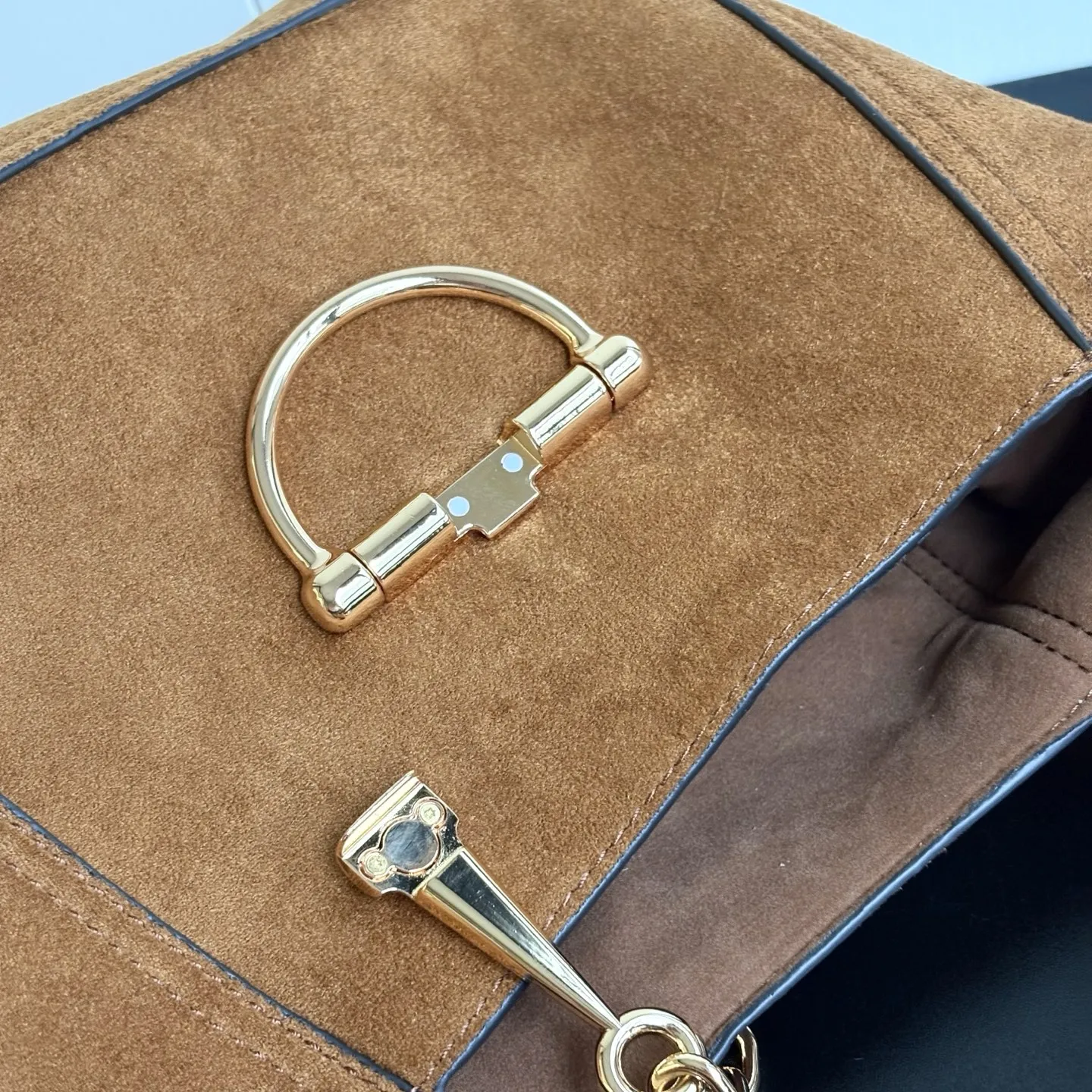 💰200包邮❗ Gucc1 Softbit系列大号半马衔扣造型中号手提包~款号837467棕磨砂🎈🎈🎈尺寸:27.5厘米(宽)x 21厘米(高)x 16厘米(深)📢📢📢