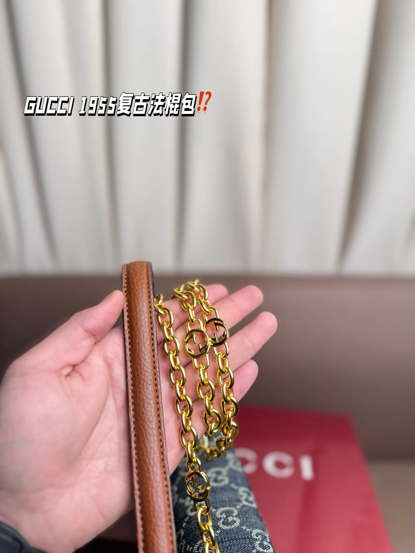 P190 GUCCI 1955复古法棍包。 GUCCI 1955家族又新填一位新成员在原有的经典马鞍包设计上等比例缩小定型包工艺显得更加小巧精致 配了一根超美的双Glogo金色链条尽显复古摩登之美 尺寸23*13