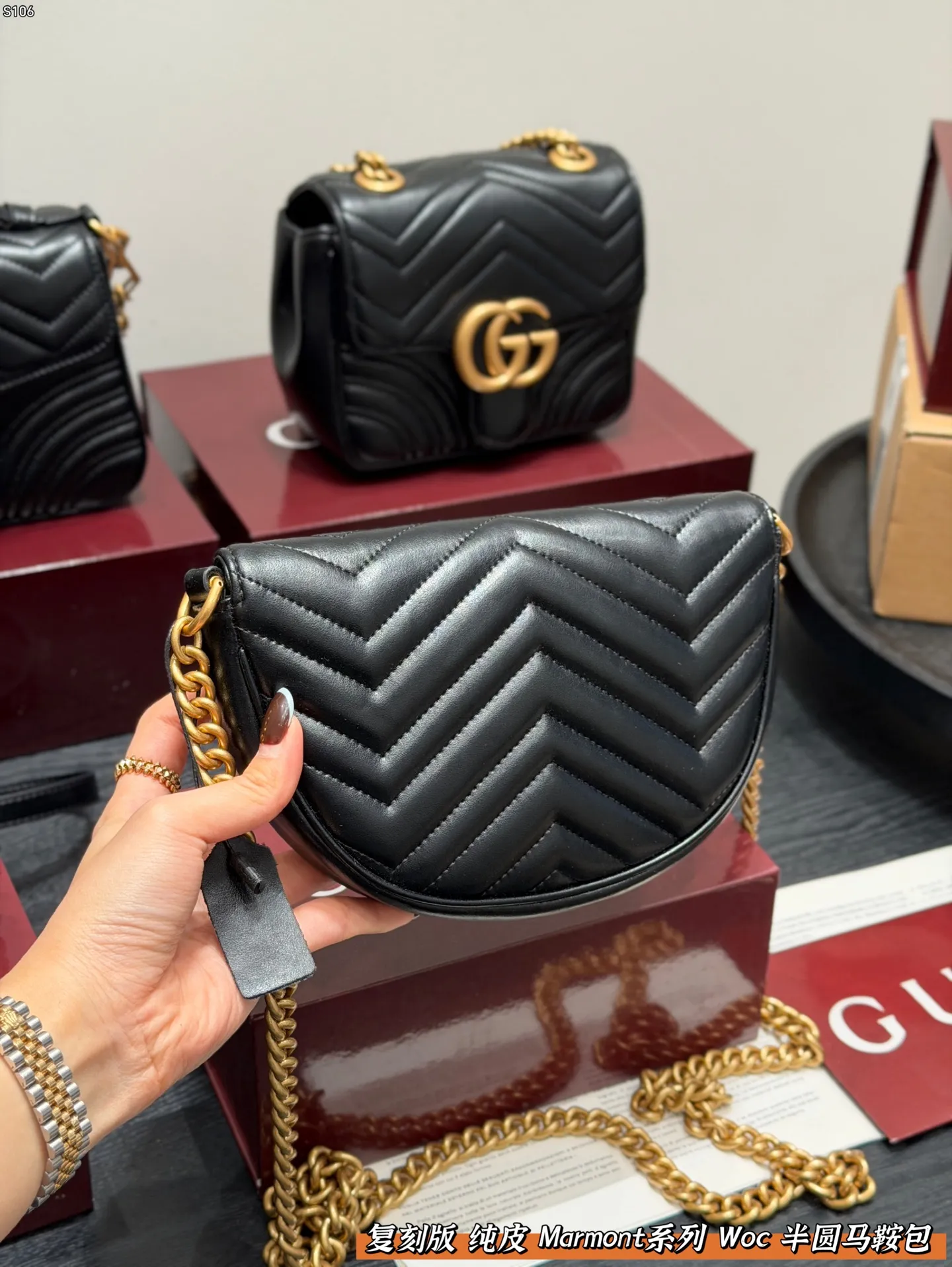 P145 全套礼盒包装🎁 复刻版 牛皮! 解锁隐藏款✅Gucci马蒙Marmont半圆马鞍包链条包 但他可以称得上平替马蒙22的一款 半圆马鞍包🐴造型在原有的四四方方的马蒙基础上进行了改变 上身后更可爱更精致了 并且容纳空间也非常完美 尺寸 20cm