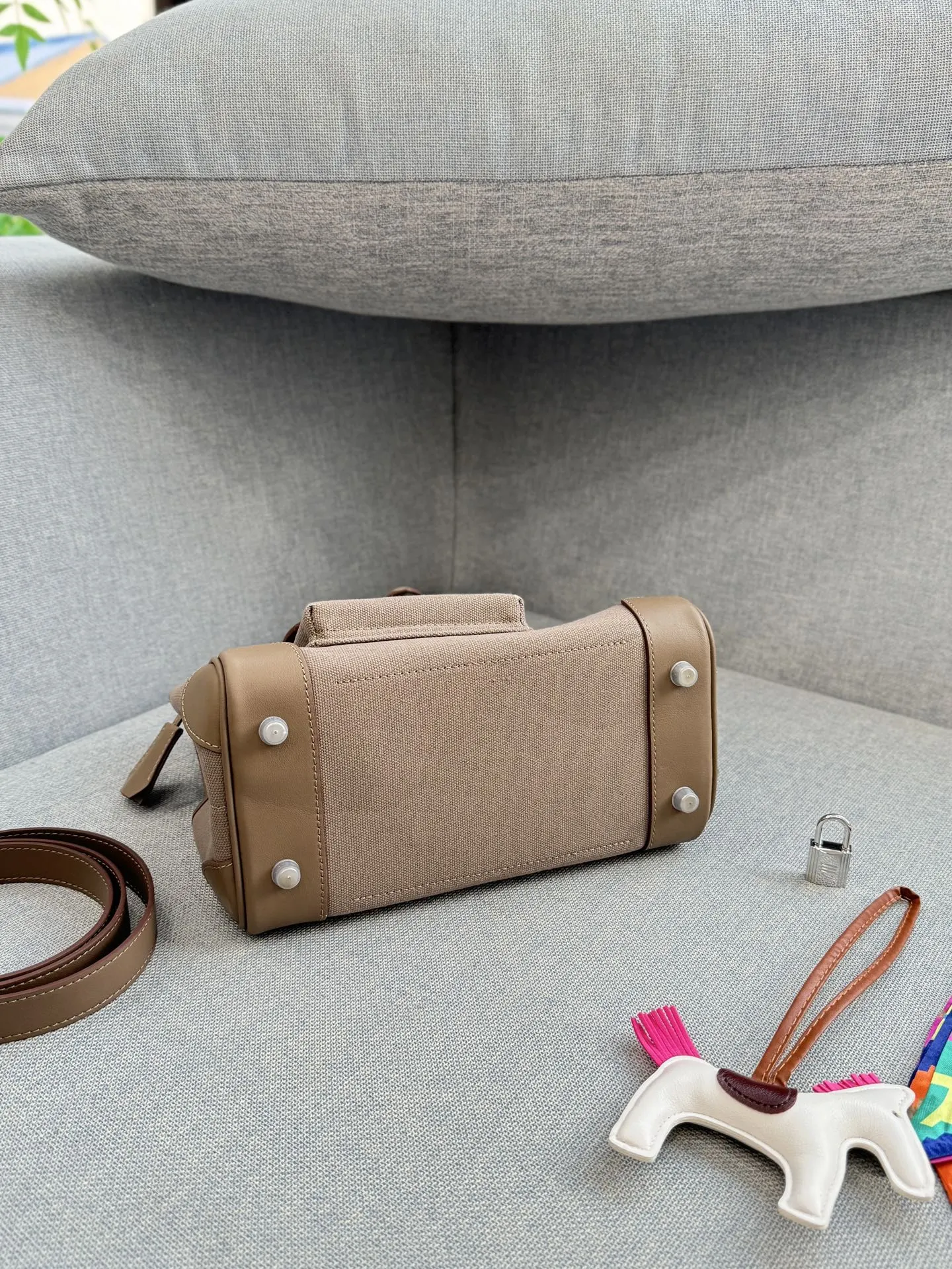 头层牛皮大💰315 头层牛皮小💰305 size：30&times;21/25&times;20 HERMES爱马仕 Birkin 帆布拼皮 铂金包手提包 拼接设计很特别 容量也够大，日常用很方便 背上就是温柔又利落的风格 包包风格休闲工装，日常穿搭都能hold住👍🏼 Cargo是真好用！！！ 张惠妹爱不离手的Cargo