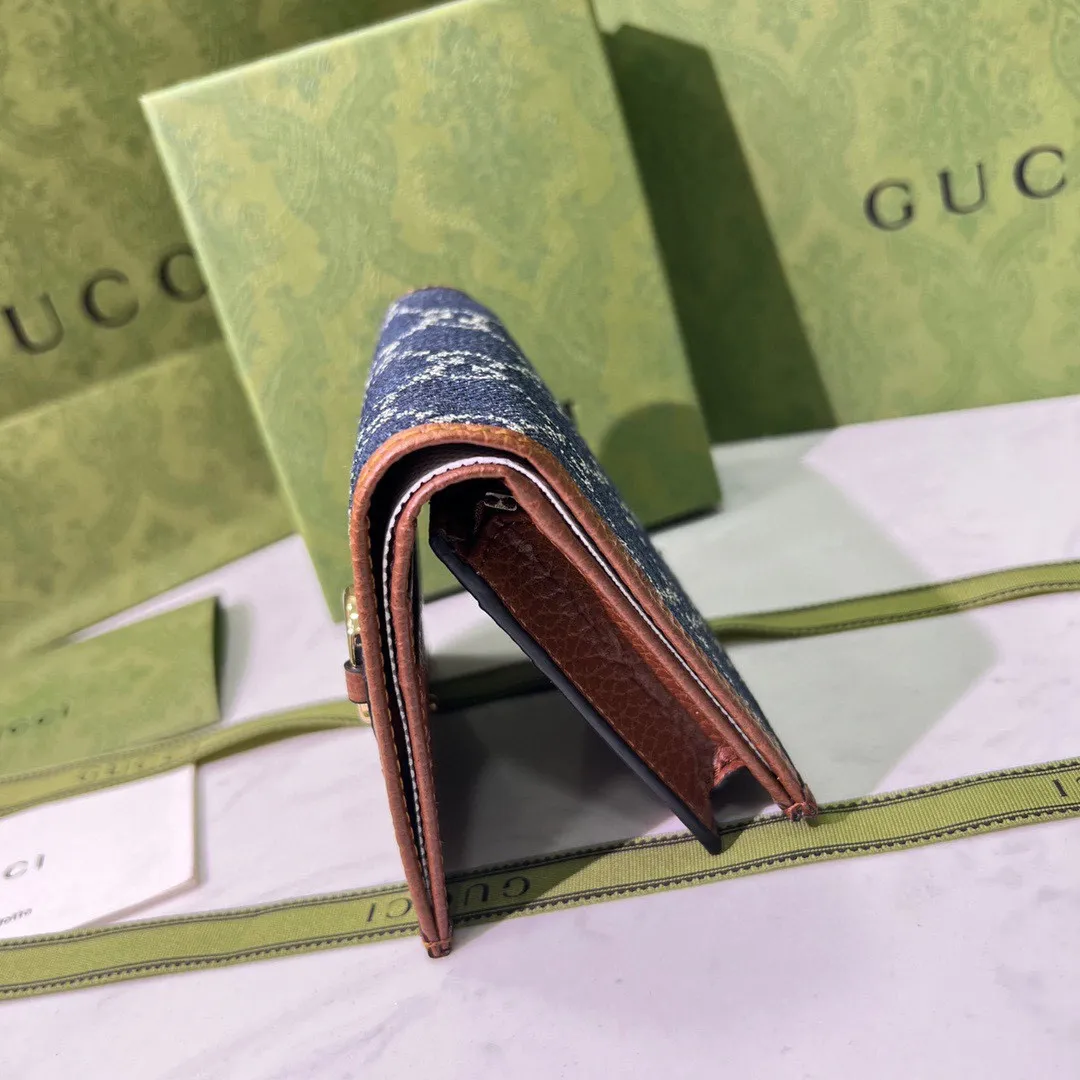 P95🎀品牌:GUCCl 4910🎀颜色: 棕色 🎀尺寸: 11.5*8.5*3🎀全新推出这款由GG Supreme高级人造帆布和棕色皮革材质制成的Gucci 1955马衔扣卡包。该系列采用与手袋一脉相承的双环和长条形设计,这一细节灵感借鉴自品牌的马术本源,是Gucci经典传承之一,也是品牌最具代表性的符号元素之一