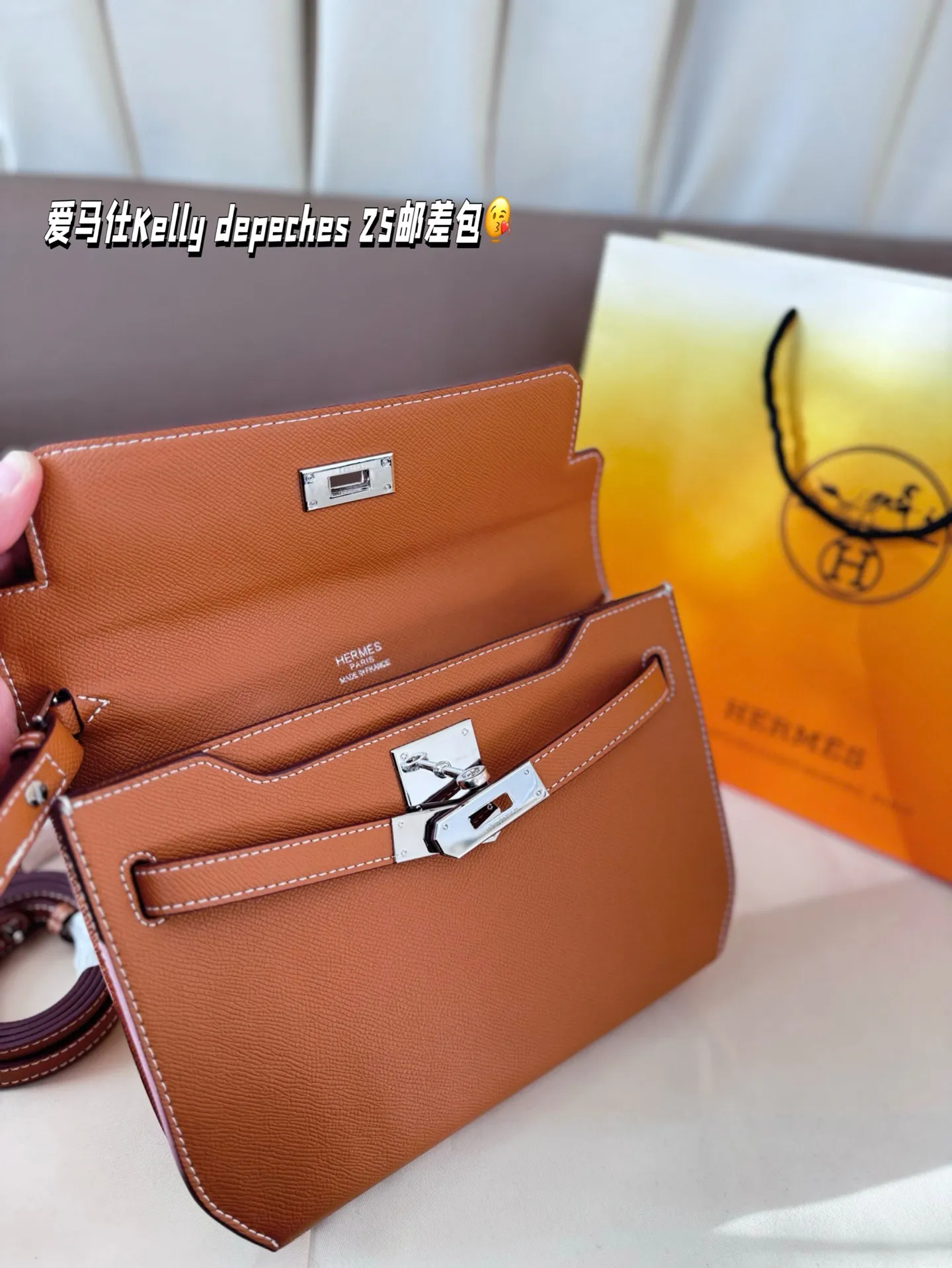 P210 配折叠盒 尺寸25.19cm 爱马仕Kelly depeches 25邮差包包，在Kelly系列里算是很好入手的一款 包包的容量挺大的，日常出门完全够用 3条带子可以自由转换👍