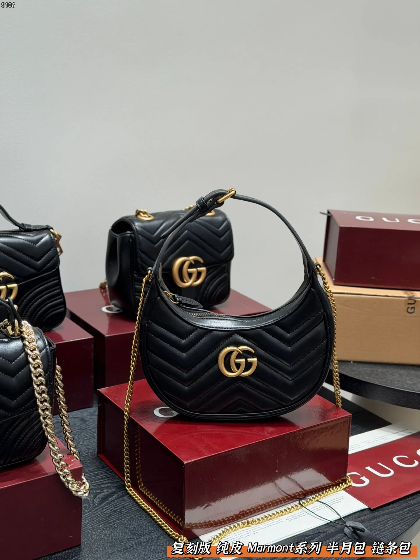 P160 全套礼盒包装 复刻版 牛皮版本！ Gucci Marmont 黑金半月包腋下包新月形设计！woc 链条包 配以双G金属配件。 可滑动链条肩带有多种背法， 可在肩背和手提之间自由转换。 采用波浪纹绗缝皮革， 尺寸 21.5*11cm