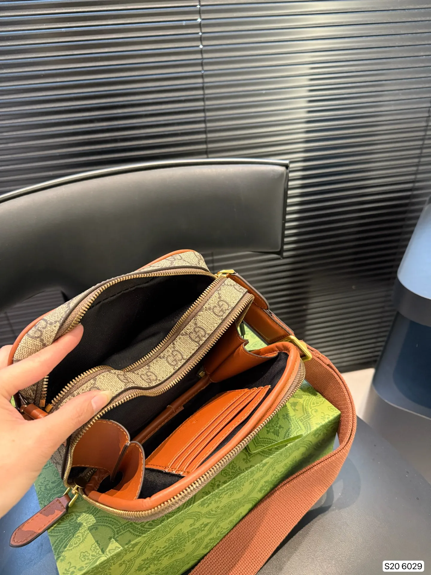 P150 Lv男士邮差 男包分享0LouisVuitton单肩包 路易威登LouisVuitton比起非常火邮差包这一款lv男士单肩包可以说非常低调了,这款呢低调稳重,日常休闲也搭得来也可斜挎尺寸18.5 13 货号6029