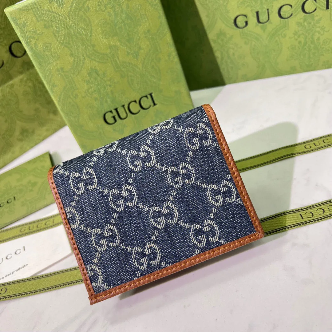 P95🎀品牌:GUCCl 4910🎀颜色: 棕色 🎀尺寸: 11.5*8.5*3🎀全新推出这款由GG Supreme高级人造帆布和棕色皮革材质制成的Gucci 1955马衔扣卡包。该系列采用与手袋一脉相承的双环和长条形设计,这一细节灵感借鉴自品牌的马术本源,是Gucci经典传承之一,也是品牌最具代表性的符号元素之一