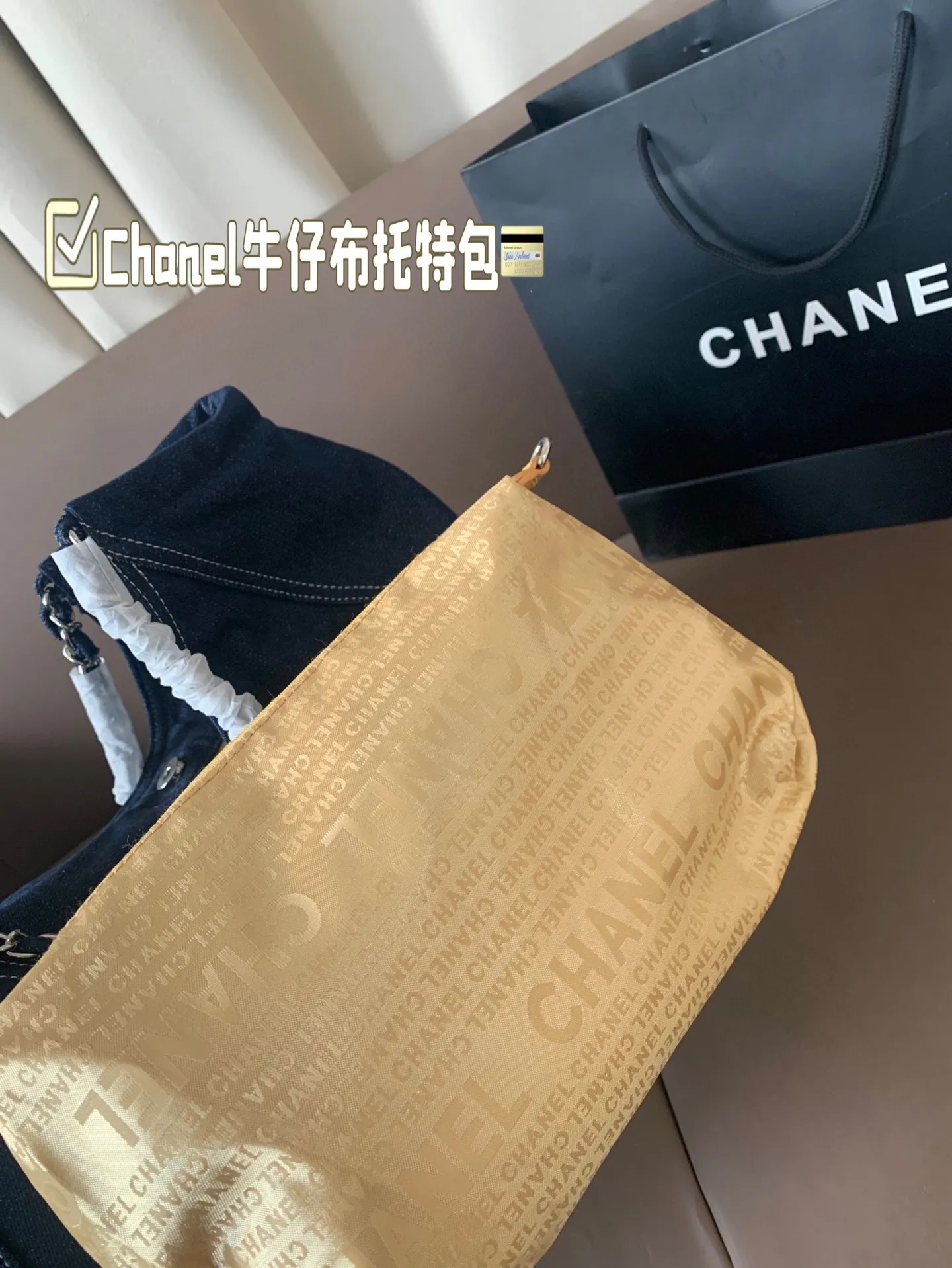 P180 Chanel这款蓝色牛仔布托特包真的绝了 容量超大!日常通勤完全够用课本、笔记本、化妆包统统装得下学生党上班族都能背真的是实用又好看!尺寸37*25