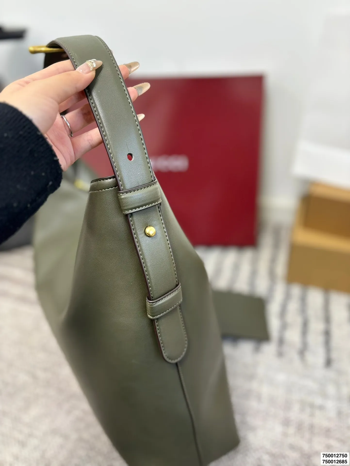 大号P190 小号P185 配盒子 酷奇Gucci Beatrix 【Gucci bestrix咖啡棕 轻享随行】✨ ▪️ 一抹浓郁咖啡色 沉淀时光的温柔 搭配秋冬焦糖系穿搭 自带高级滤镜 举手投足皆是质感 ▪️ 超轻量设计 重量仅如一部手机 肩颈自在无负担 通勤赶车步履生风 逛街出游轻如 尺寸大39 36 小34.5 28