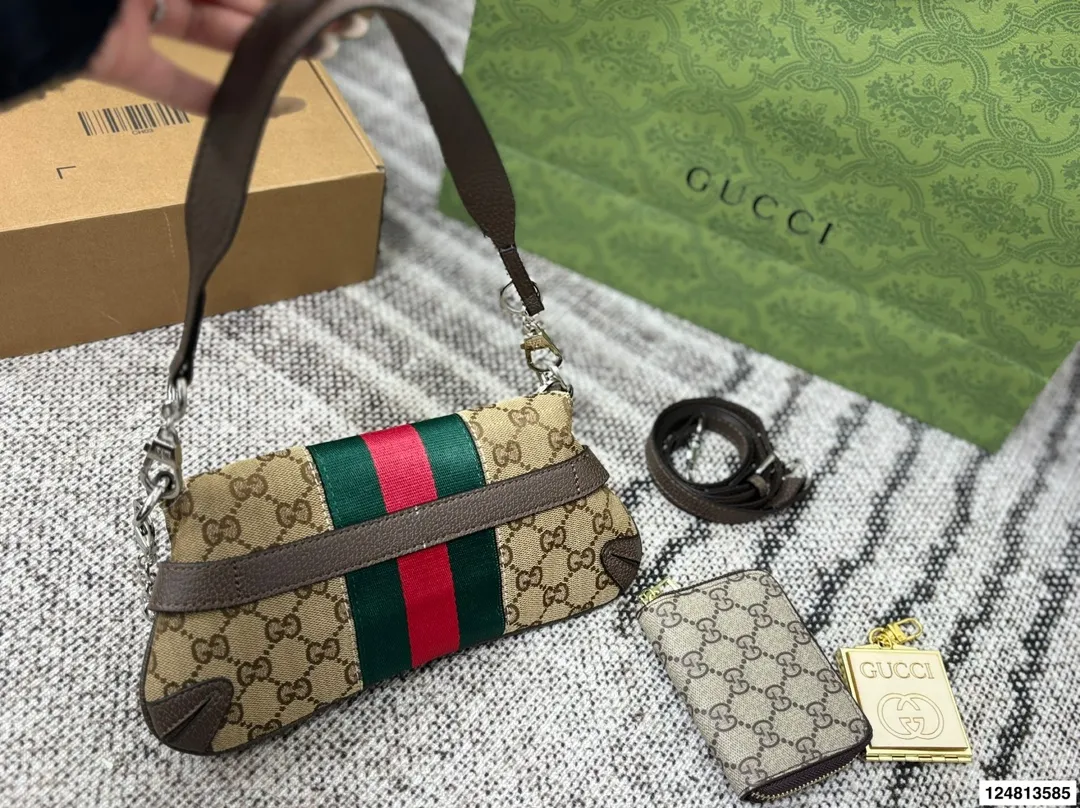 P175折叠盒⚠️尺寸27.13 酷奇GUCCI Horsebit Chain法棍包 经典再现,时尚果然是个轮回 复古的设计加上显眼的马衔扣 是初春到深冬都钟爱的时髦感 多种背法出街,感觉就像在街上走秀! 恰到好处的优雅!