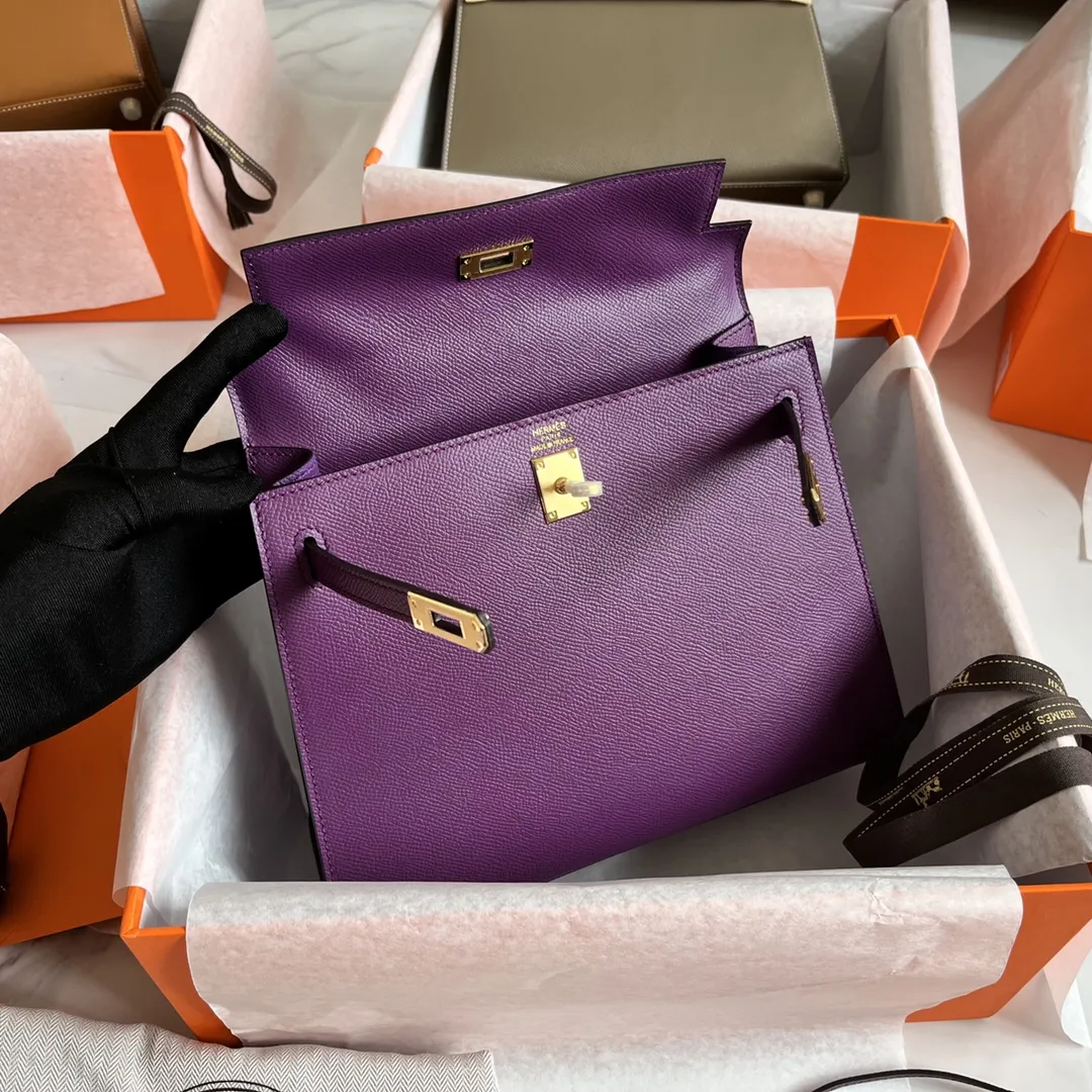 💰328包邮‼️ 25掌纹凯莉 海葵紫 升级版掌纹Kelly‼️ 版型无可挑剔 走线工整细致 让人爱不释手的Epsom掌纹皮 细纹皮料 自重轻 却很耐造硬挺 容易打理 手工烫印logo 25尺寸属于黄金尺寸 配上肩带就能解放双手 全套礼盒包装‼️