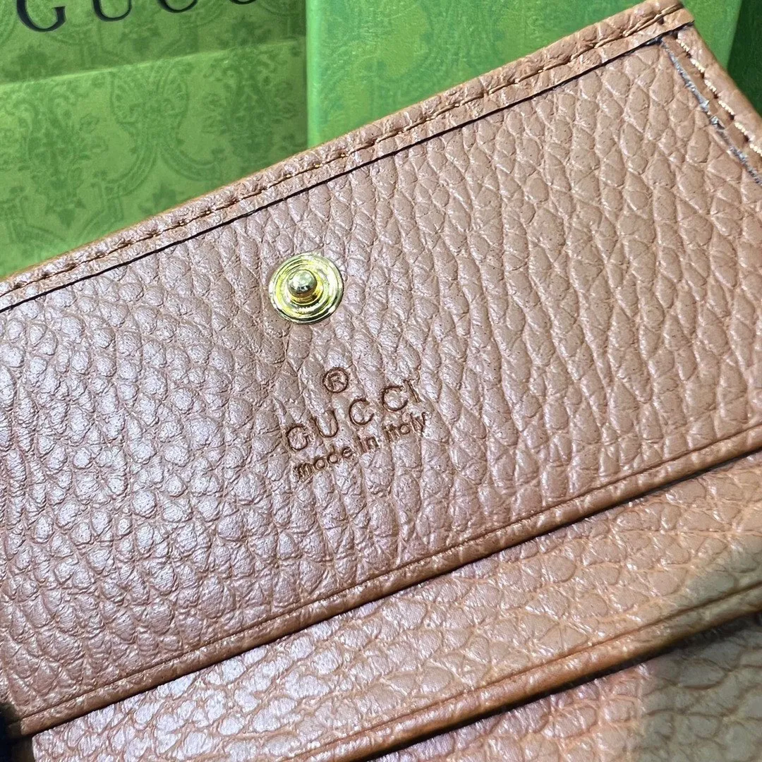 P95🎀品牌：GUCCl 4910🎀颜色： 棕色 🎀尺寸： 11.5*8.5*3🎀全新推出这款由GG Supreme高级人造帆布和棕色皮革材质制成的Gucci 1955马衔扣卡包。该系列采用与手袋一脉相承的双环和长条形设计，这一细节灵感借鉴自品牌的马术本源，是Gucci经典传承之一，也是品牌最具代表性的符号元素之一