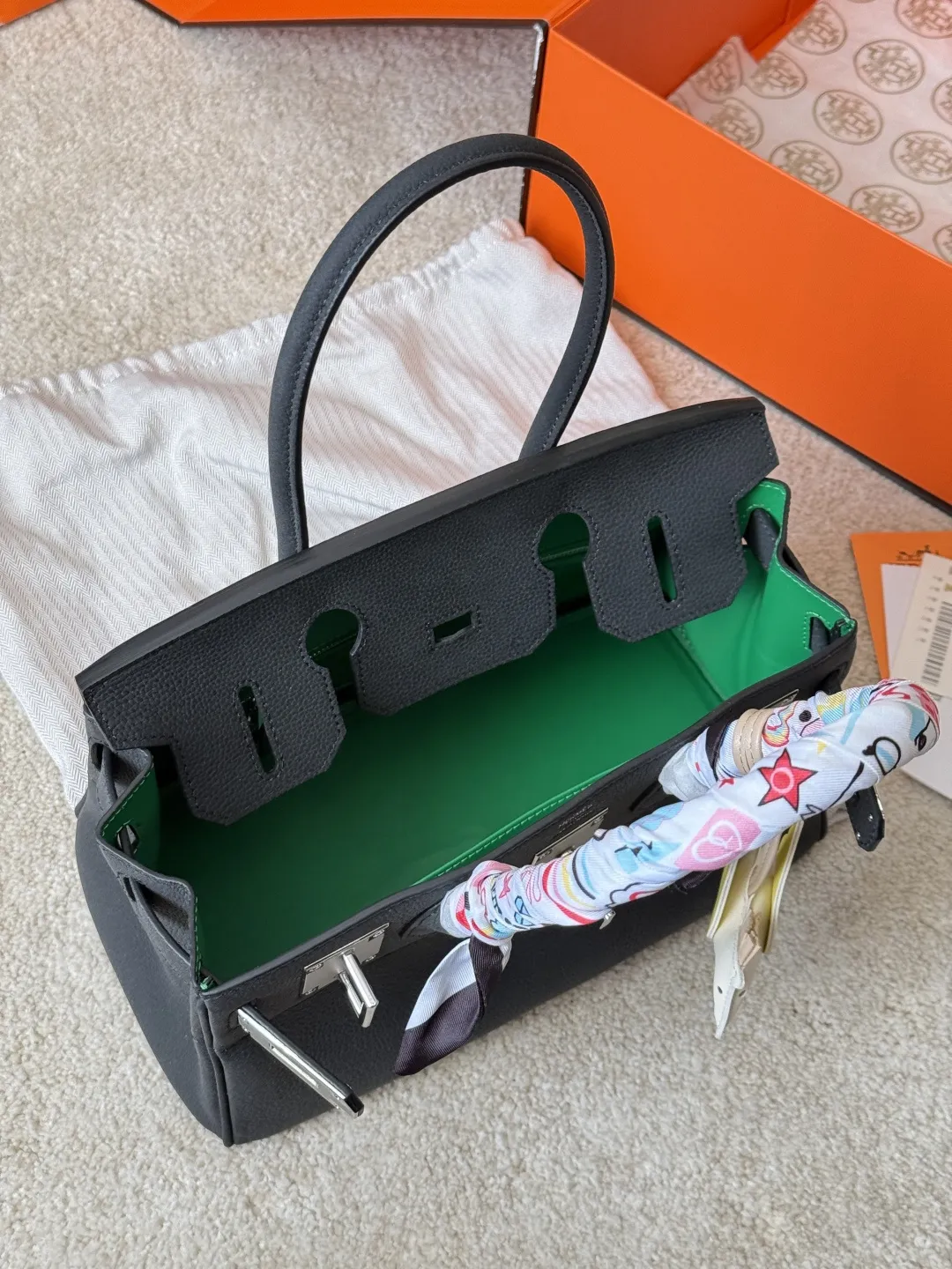 复刻版 头层牛皮 p330 Hermes 爱马仕|Birkin 铂金包 独家经典火爆出货 纯皮 里外纯皮!集万千宠爱与一身 爱马仕·birkin铂金包 专柜万年不下架 原厂激光五金 各路时尚主播/网红/明星不离手 气质女神爱不释手必备法宝 各种百搭 处处体现时尚品味 畅销多年 新版本新工艺 选材结实有型且皮质超软 里外全皮 油边/走线/五金媲美专柜 注目精湛工艺 感受工匠神韵 品质如图 市场最高版本 随意出入专柜无压力 女神包抓紧购 阳光下颜色偏浅 室内光线暗会深一些 这是常识哦 尺寸:30cm