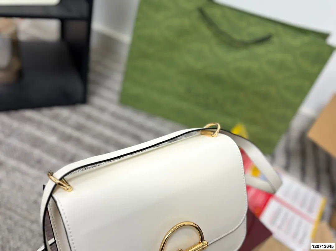 p185 礼盒包装 Gucci Siena系列背包延续了Gucci经典马衔扣这一标志性元素的演变。这款肩背包选用精细光面皮革匠心打造,挺括造型融蕴源自20世纪70年代的半马衔扣搭扣设计细节。搭配金色调配件,内部衬里设有三层接档与一个拉链口袋。 尺寸22.17