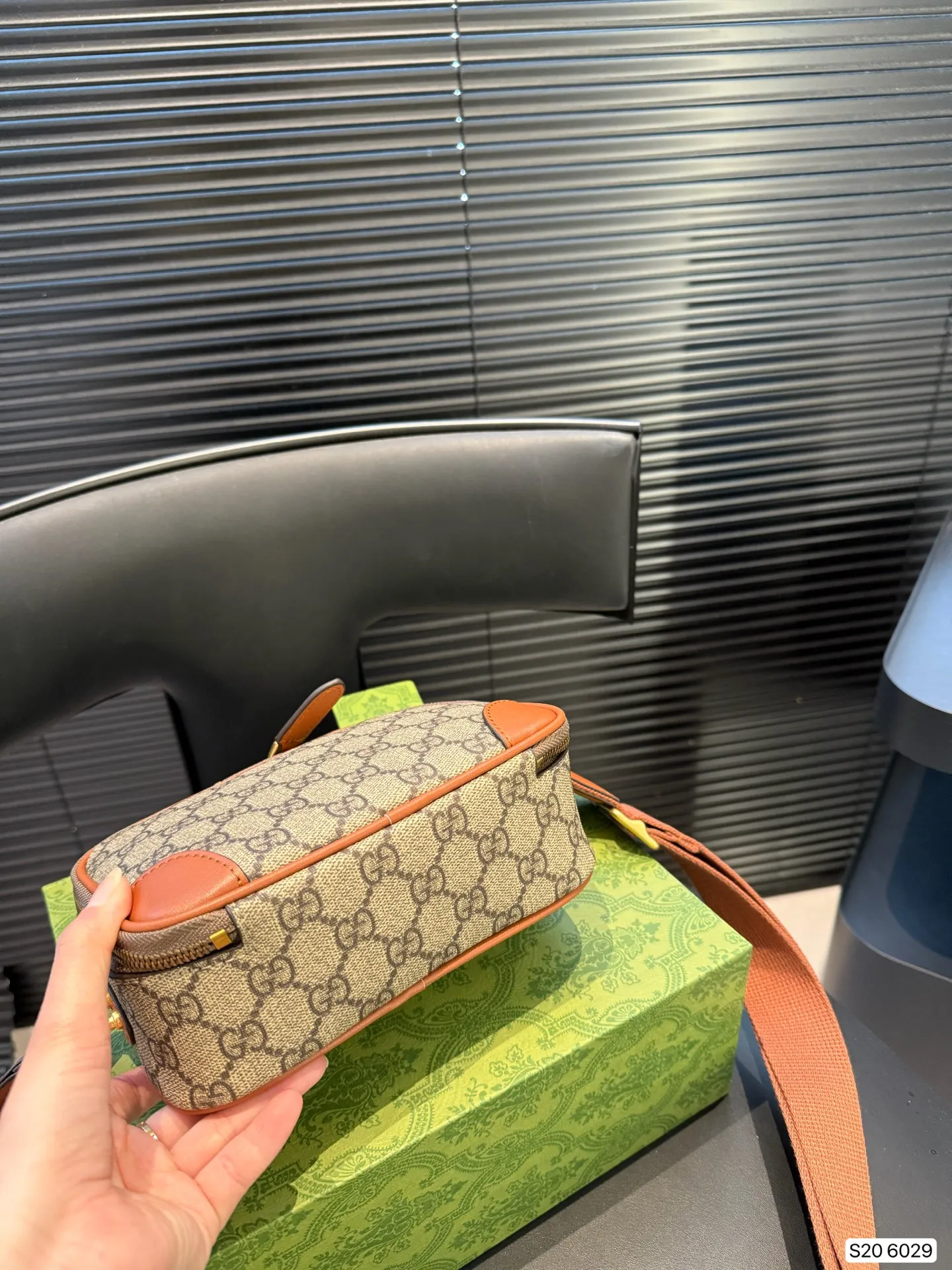 P150 Lv男士邮差 男包分享0LouisVuitton单肩包 路易威登LouisVuitton比起非常火邮差包这一款lv男士单肩包可以说非常低调了，这款呢低调稳重，日常休闲也搭得来也可斜挎尺寸18.5 13 货号6029