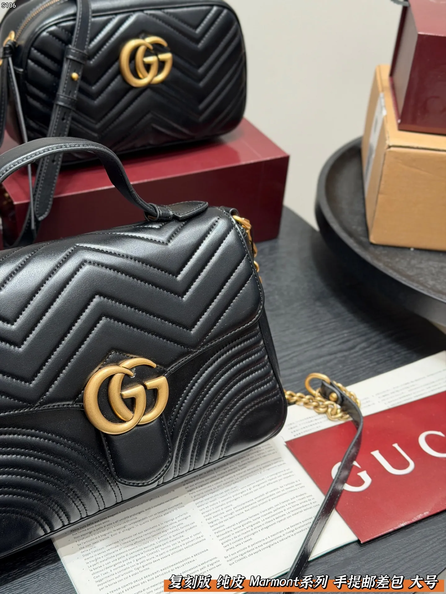 P160 礼盒包装 复刻版 纯皮! Gucci GG Marmont 手提邮差包 链条包包!黑色波浪纹绗缝皮革+金色双G标志,简约又超有辨识度。 手提or腋下背都OK,通勤,出街都很百搭!皮革柔软耐用,容量刚好,日常用品轻松装下。 尺寸 大号27*19cm