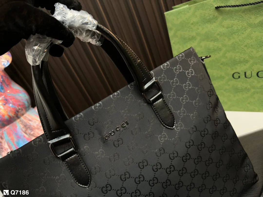 💰100 gucci 酷奇新款男包推荐 男包推荐: reverse eclipse Christopher ,nylon soft trunk, utility 邮差包。 目测爆款我觉得比女款更加简约.和潮流,女生也可以背哦,而且容量可 中国独家提前上市,大家快去联系你们的sales抢货吧 尺寸37.29cm