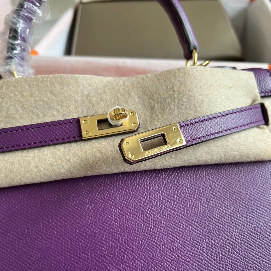 💰328包邮‼️ 25掌纹凯莉 海葵紫 升级版掌纹Kelly‼️ 版型无可挑剔 走线工整细致 让人爱不释手的Epsom掌纹皮 细纹皮料 自重轻 却很耐造硬挺 容易打理 手工烫印logo 25尺寸属于黄金尺寸 配上肩带就能解放双手 全套礼盒包装‼️