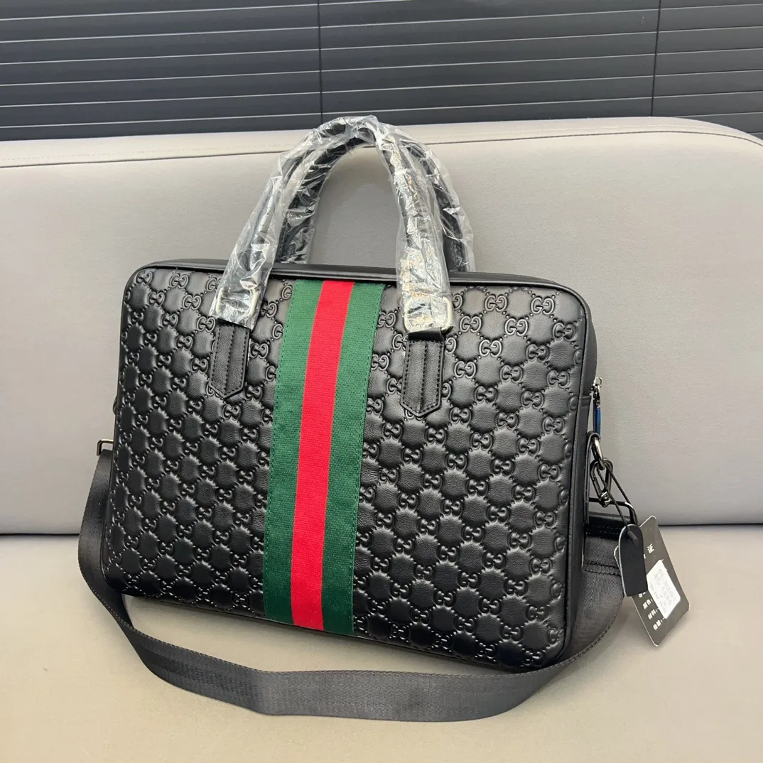 P170 Gucci 古奇 新款牛皮男包公文包 手提包 电脑包 采用精湛镶嵌细工 经典百搭 实物拍摄 原厂原版面料 配送防尘袋 29 x 38 cm。