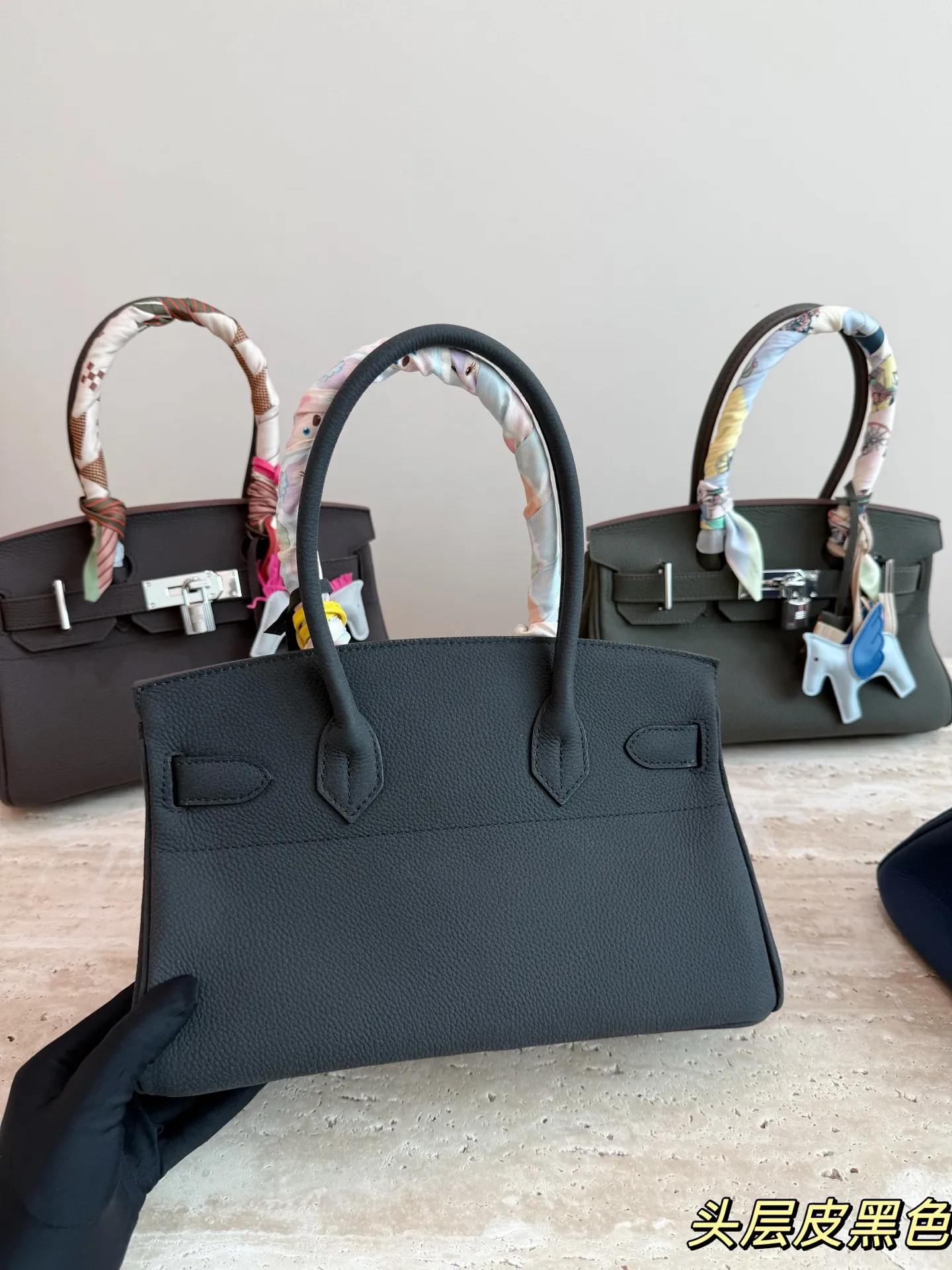 P330 爱马仕Birkin 30黑银手袋 🖤这款Birkin 30黑银手袋,采用黑色Togo小牛皮+银色金属扣,简约大气超有质感✨。30cm容量刚好,通勤日常都能装。手柄缠丝巾,时髦又护手,细节满分!Birkin系列以精湛工艺和稀缺性著称,黑银配色低调高级,百搭不挑衣服,是爱马仕经典款,收藏和实用兼备💼。配盒子