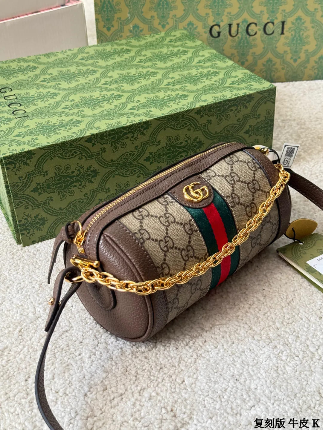 复刻版 牛皮 p135 Gucci Ophidia 系列圆筒包 Gucci Ophidia圆筒包,米色乌木GG Supreme帆布+棕色皮革滚边,红绿织带+金色配件,复古感满满!18.5x10x10cm18.5x10x10cm,小巧可爱,通勤出行都很适合 。两条可拆卸肩带,链条or皮质随心切换,拉链开合更安全。内部虽小但能装下日常小物,实用又有辨识度