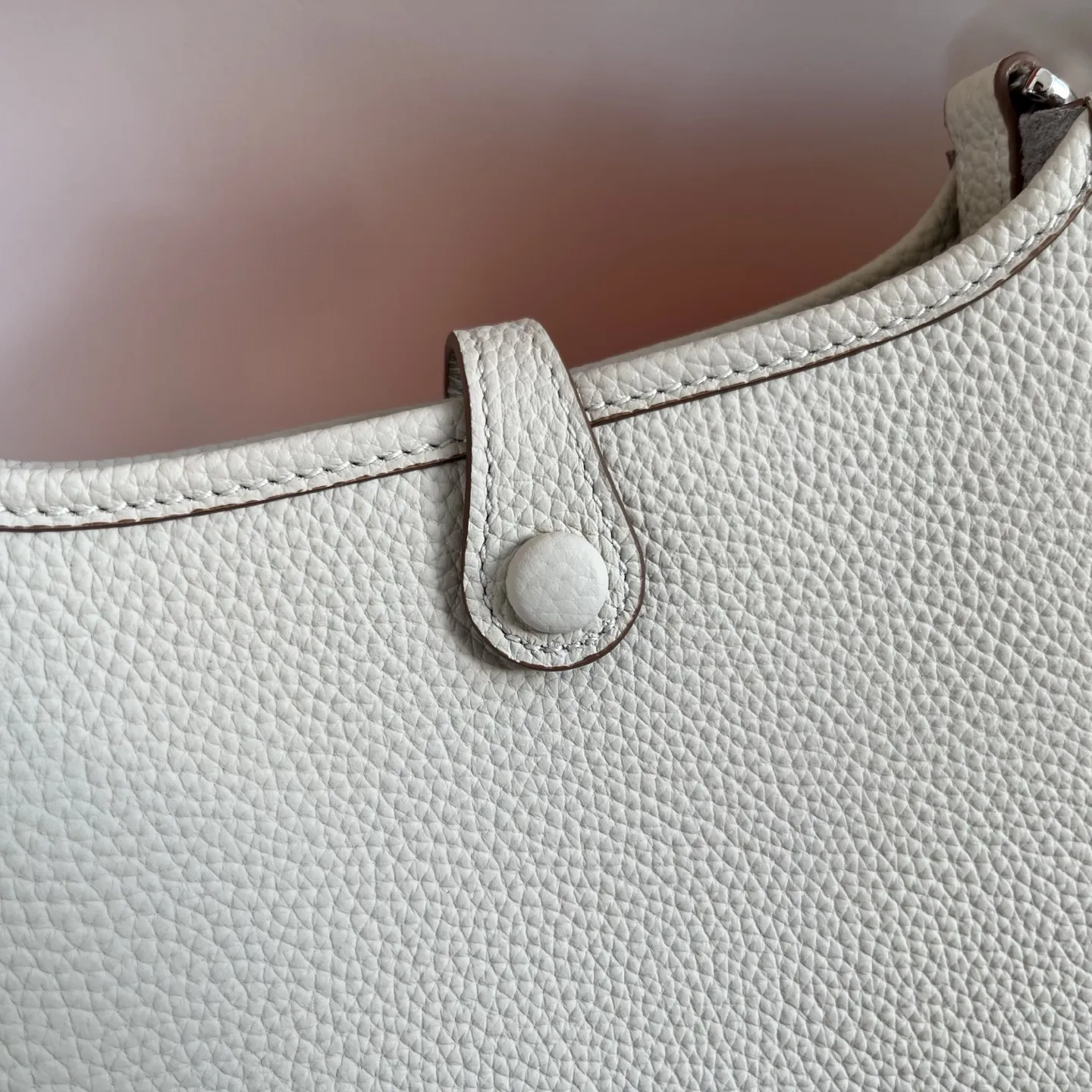 定制版16厘米💰190包邮‼️配盒 一年四季都能背的包包,推荐mini伊芙琳 伊芙琳真的很基础很百搭 特别是经典色怎么背都不会出错,每当我不知道背什么包的时候,mini伊芙琳永远是我的首选! 尺寸:16×16.5×8cm