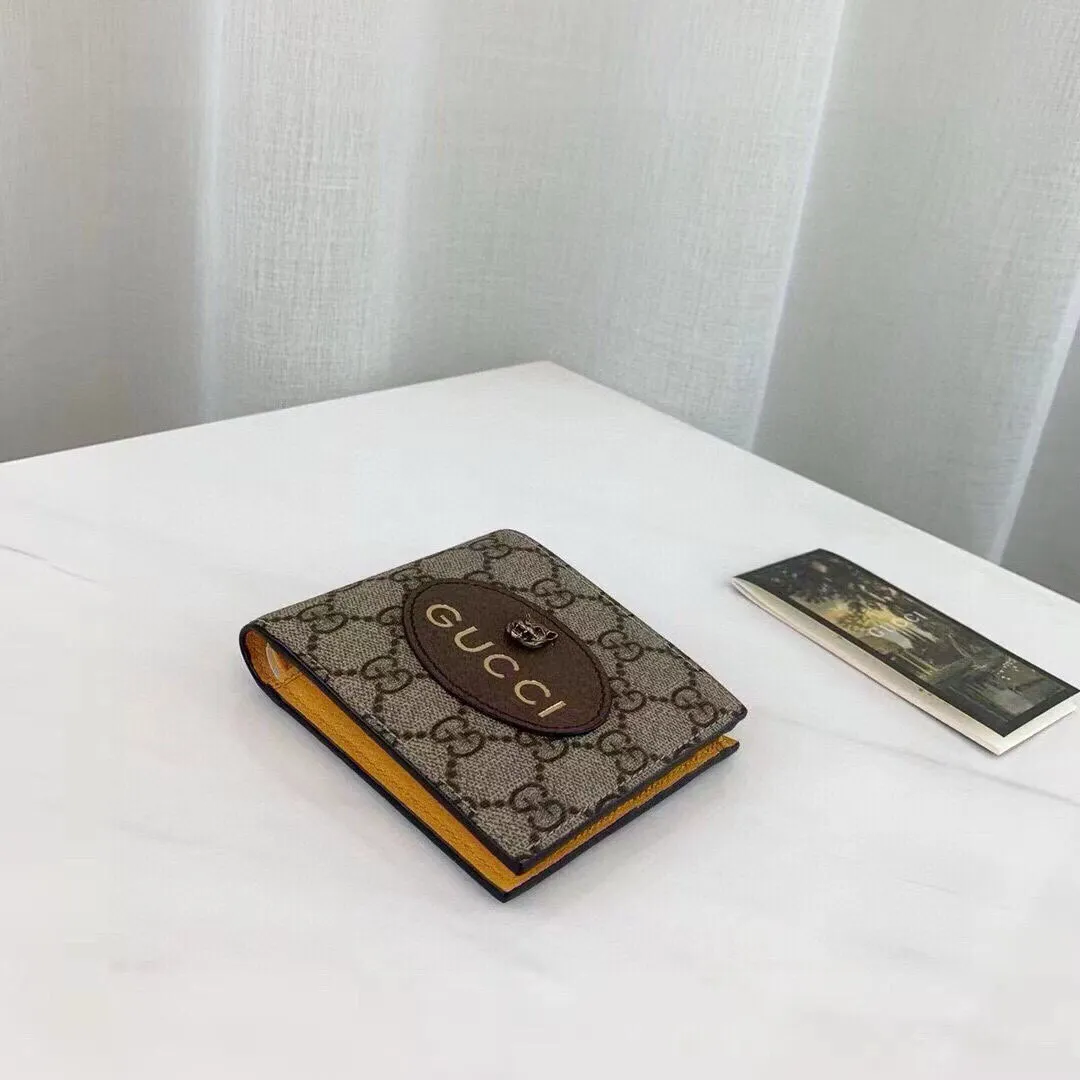 📢📢📢p85 爆款GUcci以GG Supreme高级人造帆布打造的复古风格小皮件系列,椭圆形皮革标牌饰有金属猫科动物头像,是品牌近期大热的标志性元素。以黄色皮革装点全拉链钱包的内里。 款号473954 材质:PVC配皮 颜色:咖配黄 尺寸:11*10*1.5💥