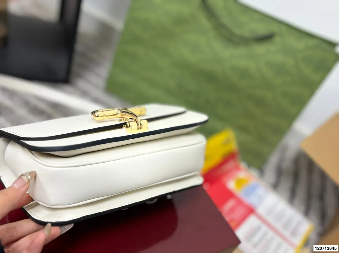 p185 礼盒包装 Gucci Siena系列背包延续了Gucci经典马衔扣这一标志性元素的演变。这款肩背包选用精细光面皮革匠心打造，挺括造型融蕴源自20世纪70年代的半马衔扣搭扣设计细节。搭配金色调配件，内部衬里设有三层接档与一个拉链口袋。 尺寸22.17