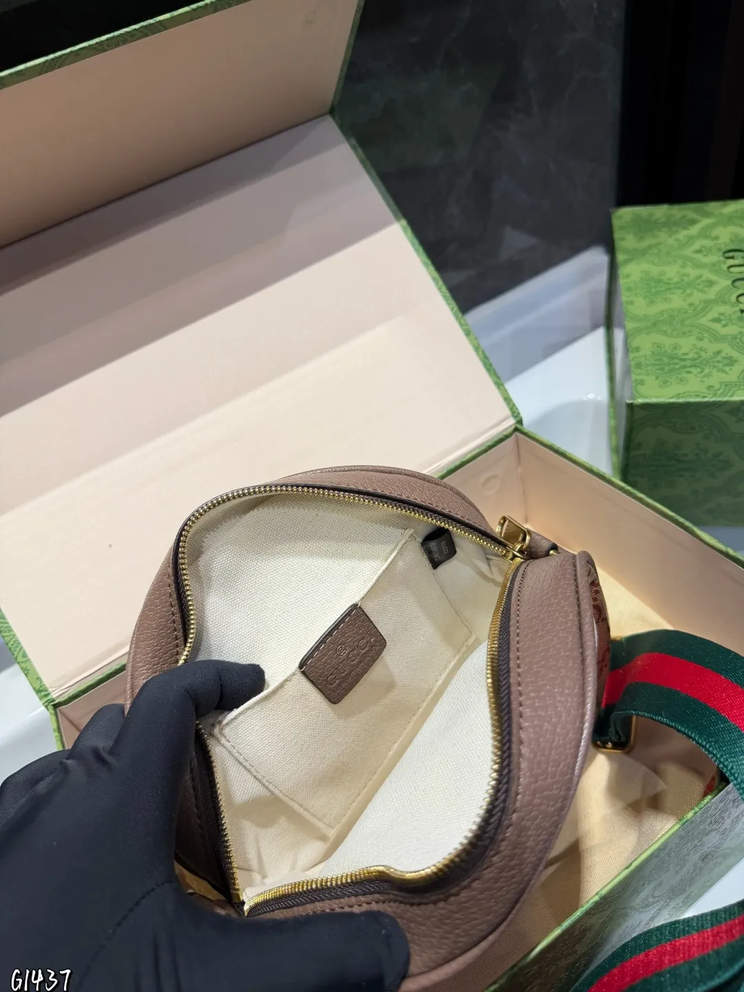 ❤️p130(礼盒包装)❤️ gucc!酷奇 今年圆形包比较多,考虑到容量的话老花家圆饼包是个不错的选择哦,可以说内外兼修啦圆饼包颜值高实用性真的不赖的尺寸20.6.20