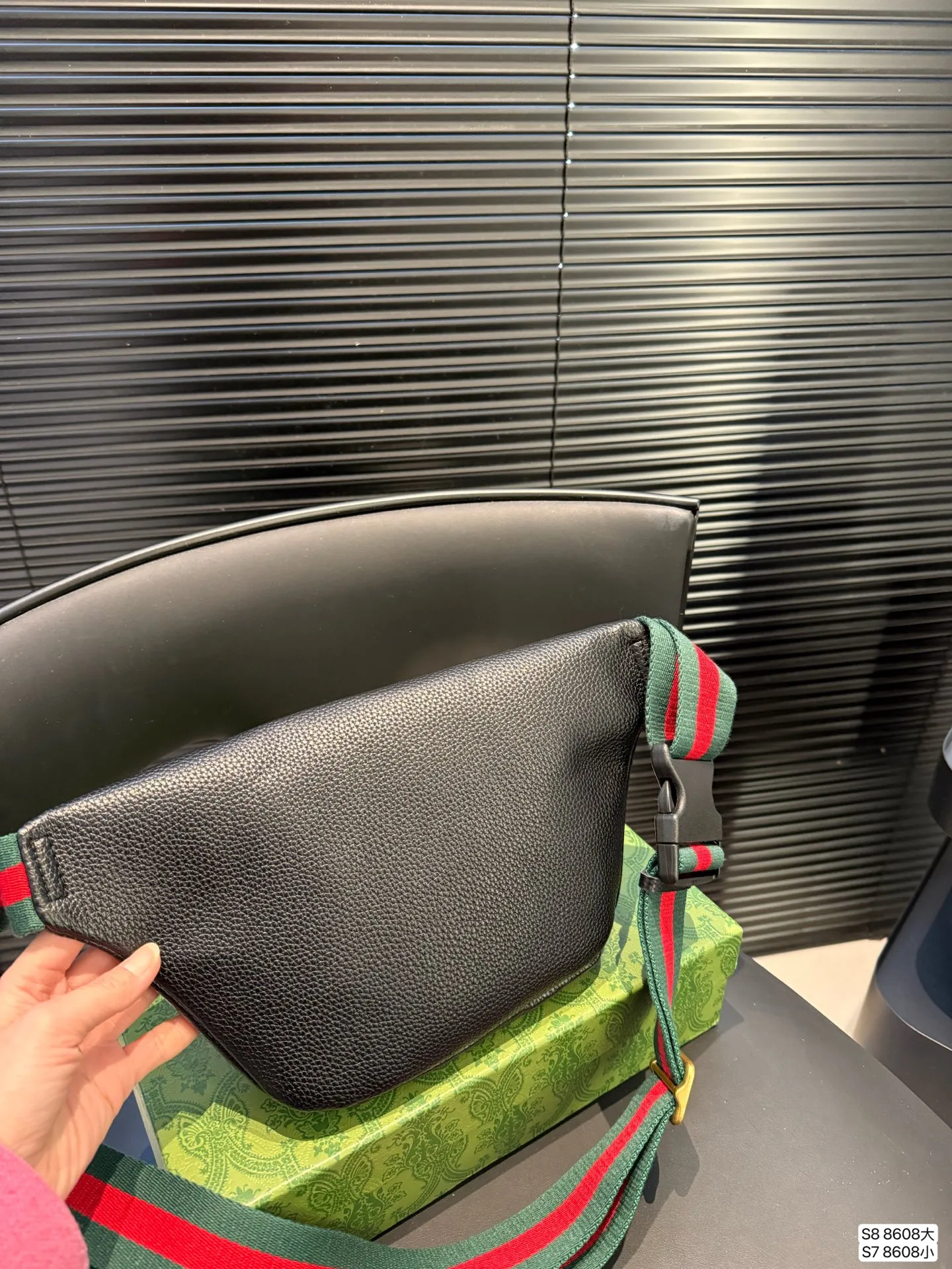 大号P90 小号P85 酷奇胸包 今年腰包胸包真的超级火 hot到不行的腰包|经典大牌明星同款 胸包重回时尚圈也不是一天两天的事情了,但没想到的是竟然越来越火 胸包不仅仅只是满足功能性的需求 更是为你的时髦度添砖加瓦 要说胸包最大的优点就是解放双手 把它挂在胸前百搭无压力 超多时髦的人都用它来凹造型了尺寸:大号38 23 小号31 17 货号8608