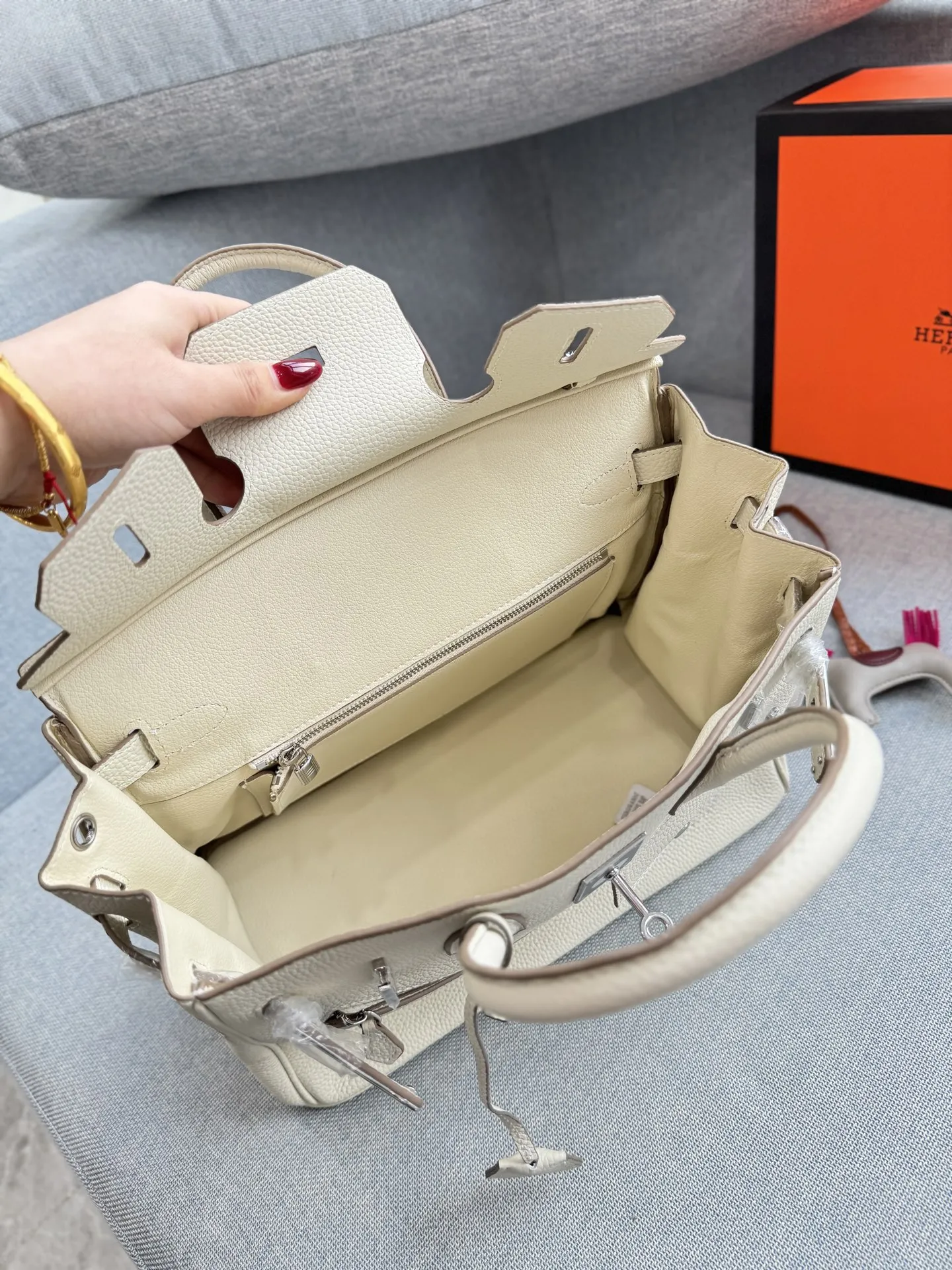 头层牛皮大💰285 头层牛皮小💰265 size:30×21.5/25×19 HERMES爱马仕 Birkin 机车摇滚风 铂金包手提包 荔枝纹 复古灵魂!口袋拉链牛皮铂金包超迷人 被我挖到宝了!这款中古款口袋拉链头层牛皮铂金包,满满的岁月韵味。 头层牛皮柔软又耐磨,纹理尽显质感。独特口袋拉链设计,方便实用还增添设计感。 背上它,瞬间变身复古女郎,日常通勤、约会出街,轻松成为焦点,简直是提升气质的神器。