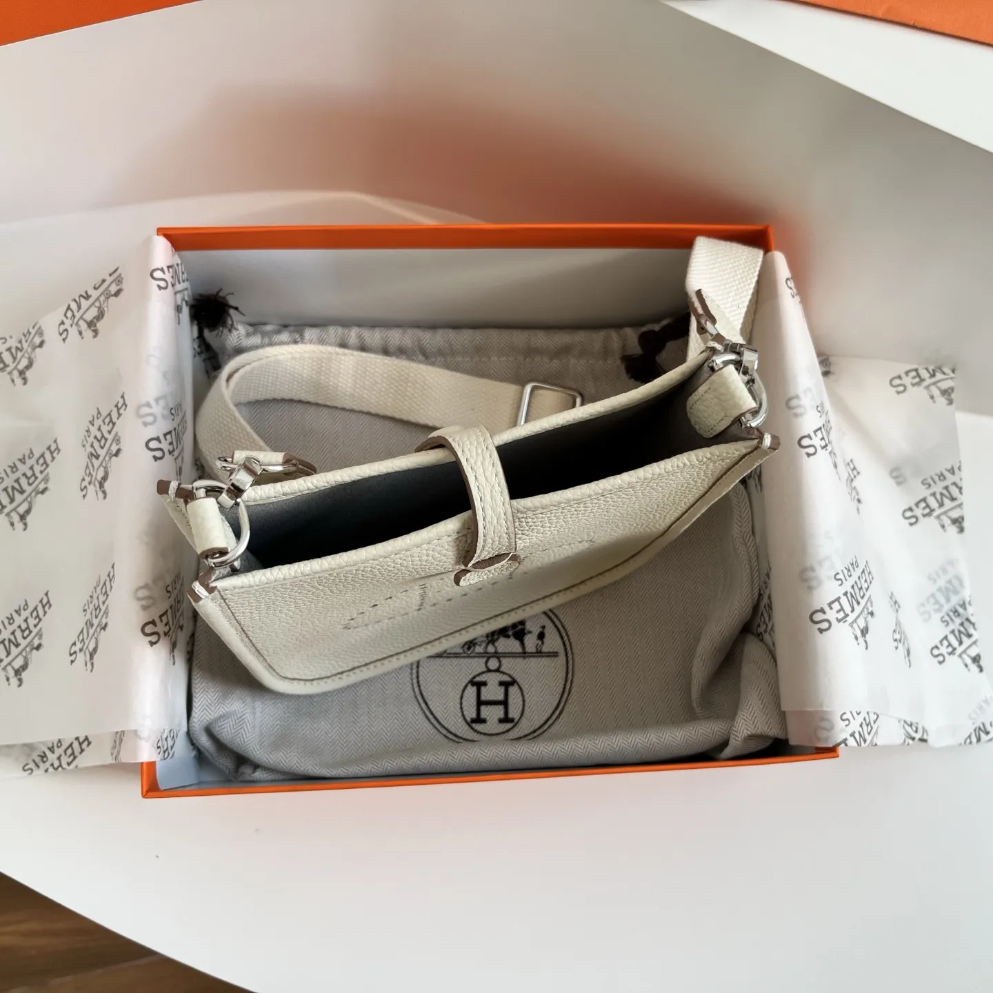 定制版16厘米💰190包邮‼️配盒 一年四季都能背的包包，推荐mini伊芙琳 伊芙琳真的很基础很百搭 特别是经典色怎么背都不会出错，每当我不知道背什么包的时候，mini伊芙琳永远是我的首选！ 尺寸：16&times;16.5&times;8cm