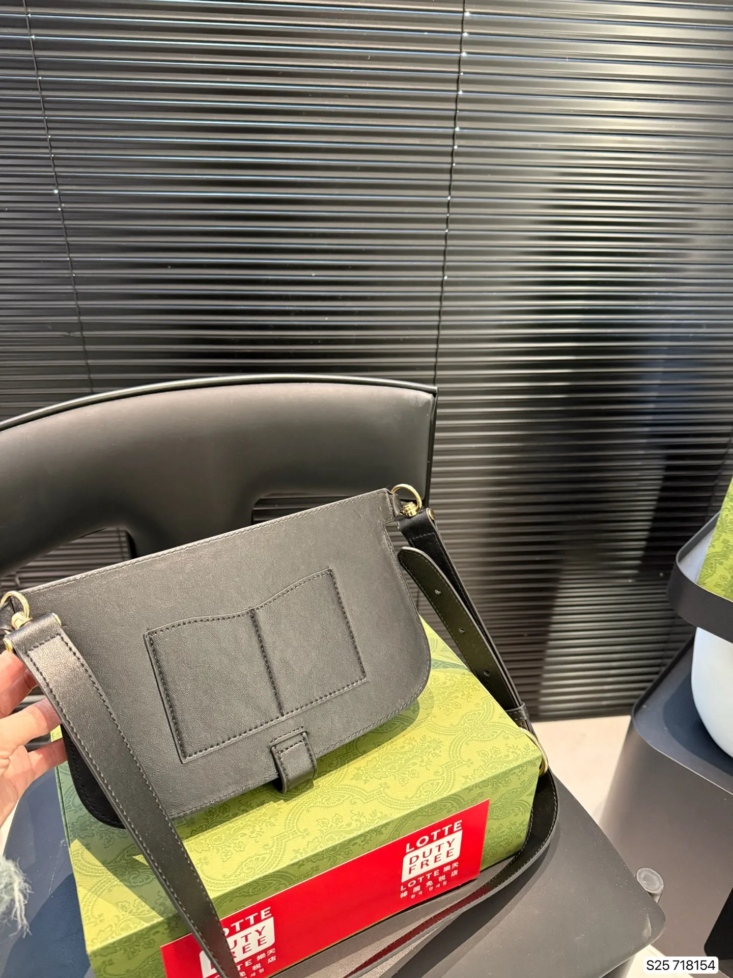 P175 配飞机盒折叠盒子 酷奇胸包 颜值特别高 低调不失优雅 谁背谁好看 男女通用 尺寸23.5 16 货号718154