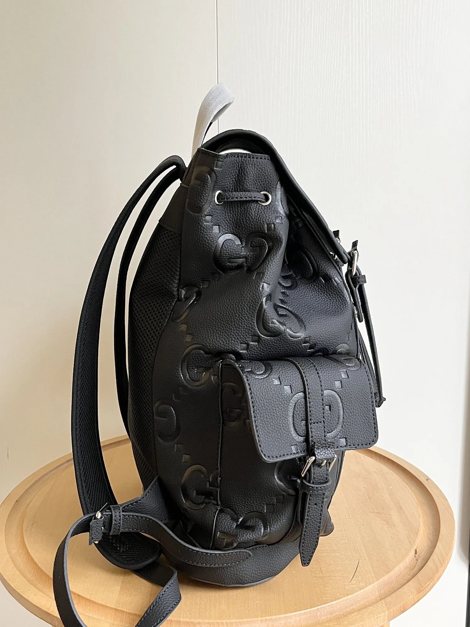 实拍#💰280 款号:625770 34x41x12cm:34x41x12cm 以其柔软和稍微有光泽的完成而闻名,gg 皮革在今年秋季前的系列中运用了纹理,在黑色穿孔皮革基座上压花了房子的徽章。 这款背包有多个外部和内部口袋,包括一个带衬垫的笔记本电脑包和智能手机套。 功能性的带扣关闭器有额外的磁扣,可以方便地打开。