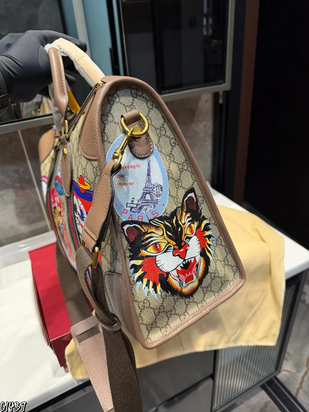 ❤️p175❤️ 这款旅行包采用更大尺寸焕新诠释,为《Exquisite Gucci》系列旅行精选增添别样魅力。条纹织带和双G配件装饰以品牌典藏元素突显整体廓形