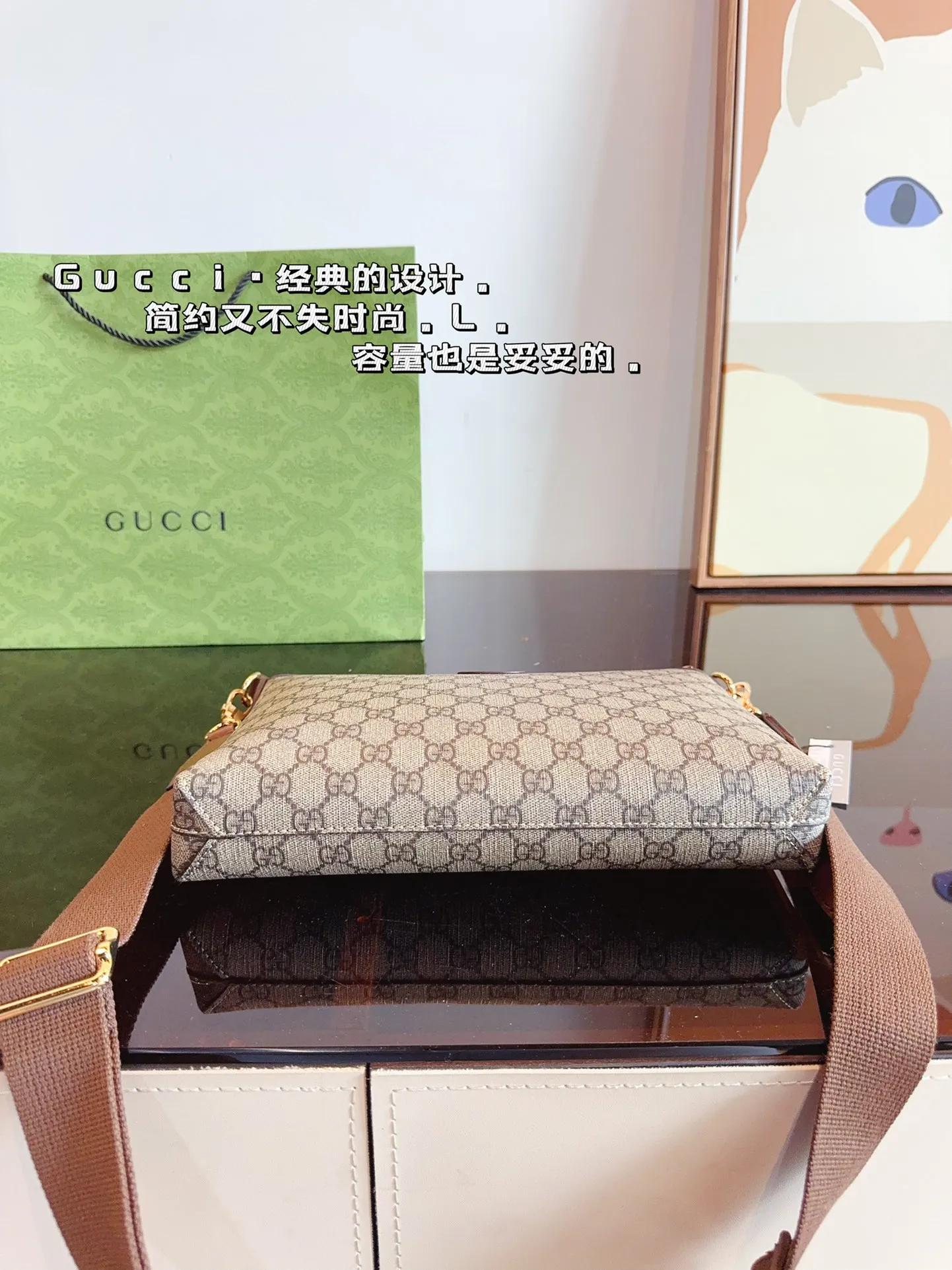 P160 GUCCI酷奇ophidia斜挎包. GG男包来咯～ 随着时间成长，压花也是经久耐看且永不过时的元素 这款包包造型小巧，依旧是复古的调性，方方正正的包型很好搭配衣服，可斜挎可作为手拿包，日常休闲和商务场合都可以驾驭，撞包率也很低，包身整体也很轻便，简约低调有质感尺寸：26*3*23cm