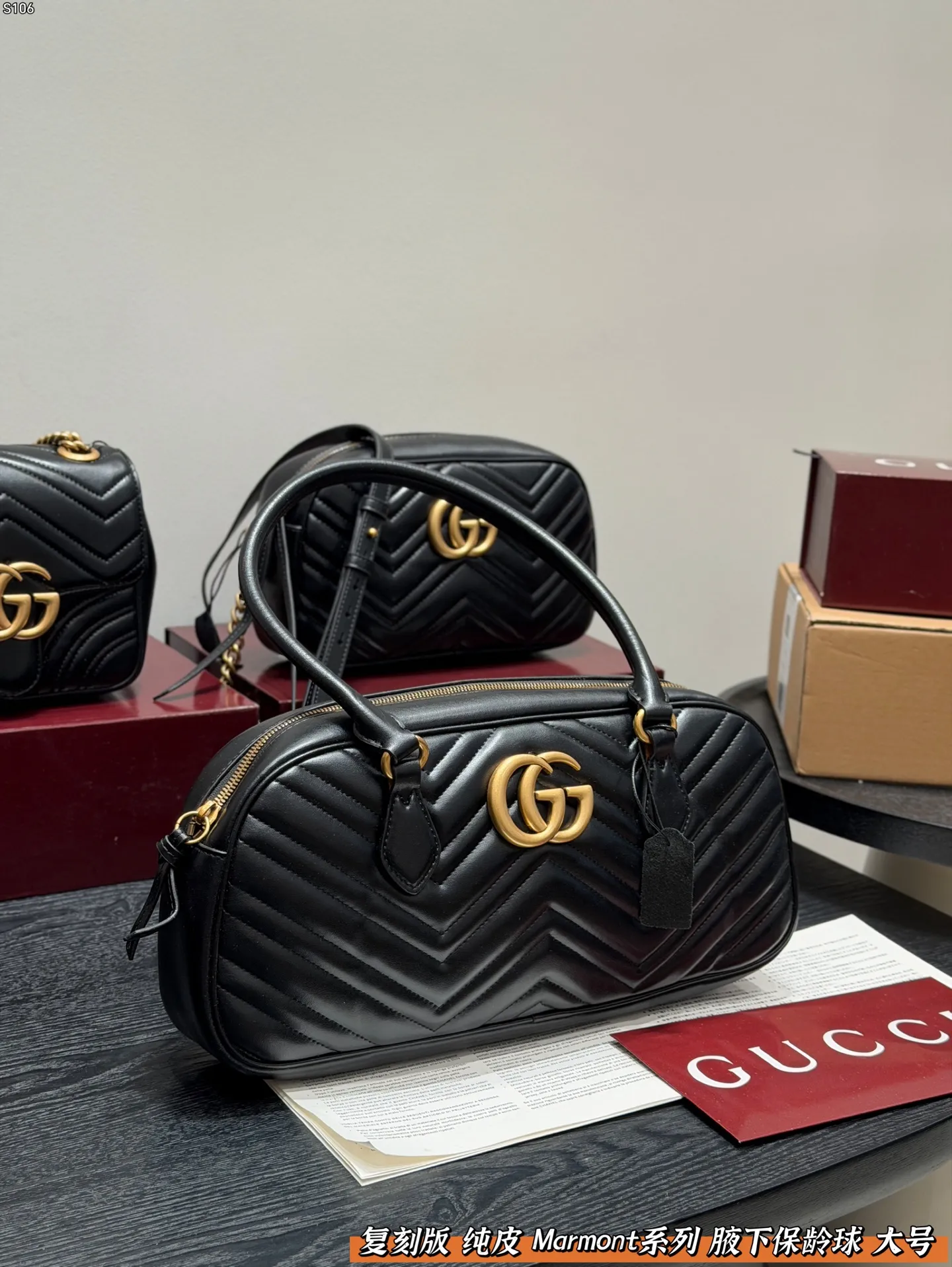 P150 礼盒包装🎁 复刻版 纯皮! Gucci GG Marmont保龄球包腋下马蒙包,黑色波浪纹绗缝皮革+金色双G标志,简约又超有辨识度。 手提or腋下背都OK,通勤,出街都很百搭!皮革柔软耐用,容量刚好,日常用品轻松装下。 尺寸 大号35*16cm