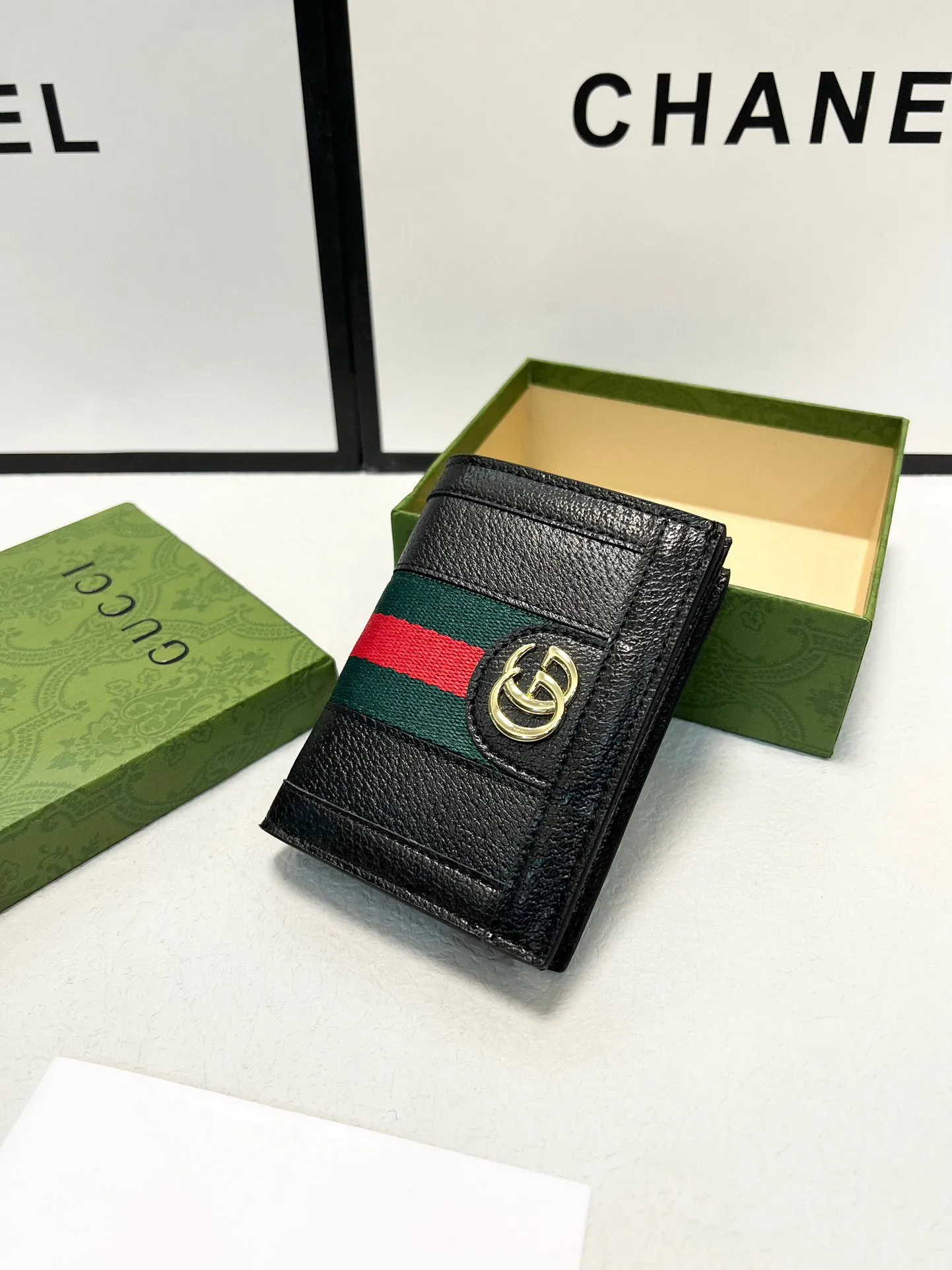 P95🎀🎀颜色 黑🎀尺寸 11x8.5🎀 【# gucci #】原单品质🇮🇹,品牌的标志性织带提升了整体的设计感。Ophidia 系列是GUCCI标志性与复古造型巧妙融合的典范之作,高贵小巧双G图案令卡包呈现不凡魅力