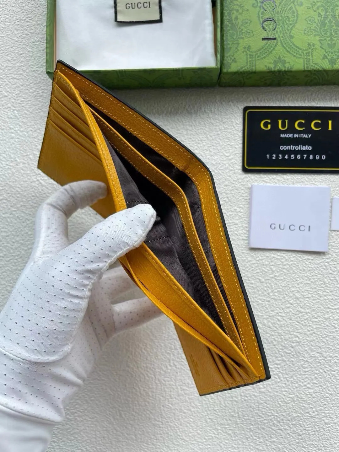 📢📢📢p85 爆款GUcci以GG Supreme高级人造帆布打造的复古风格小皮件系列,椭圆形皮革标牌饰有金属猫科动物头像,是品牌近期大热的标志性元素。以黄色皮革装点全拉链钱包的内里。 款号473954 材质:PVC配皮 颜色:咖配黄 尺寸:11*10*1.5💥