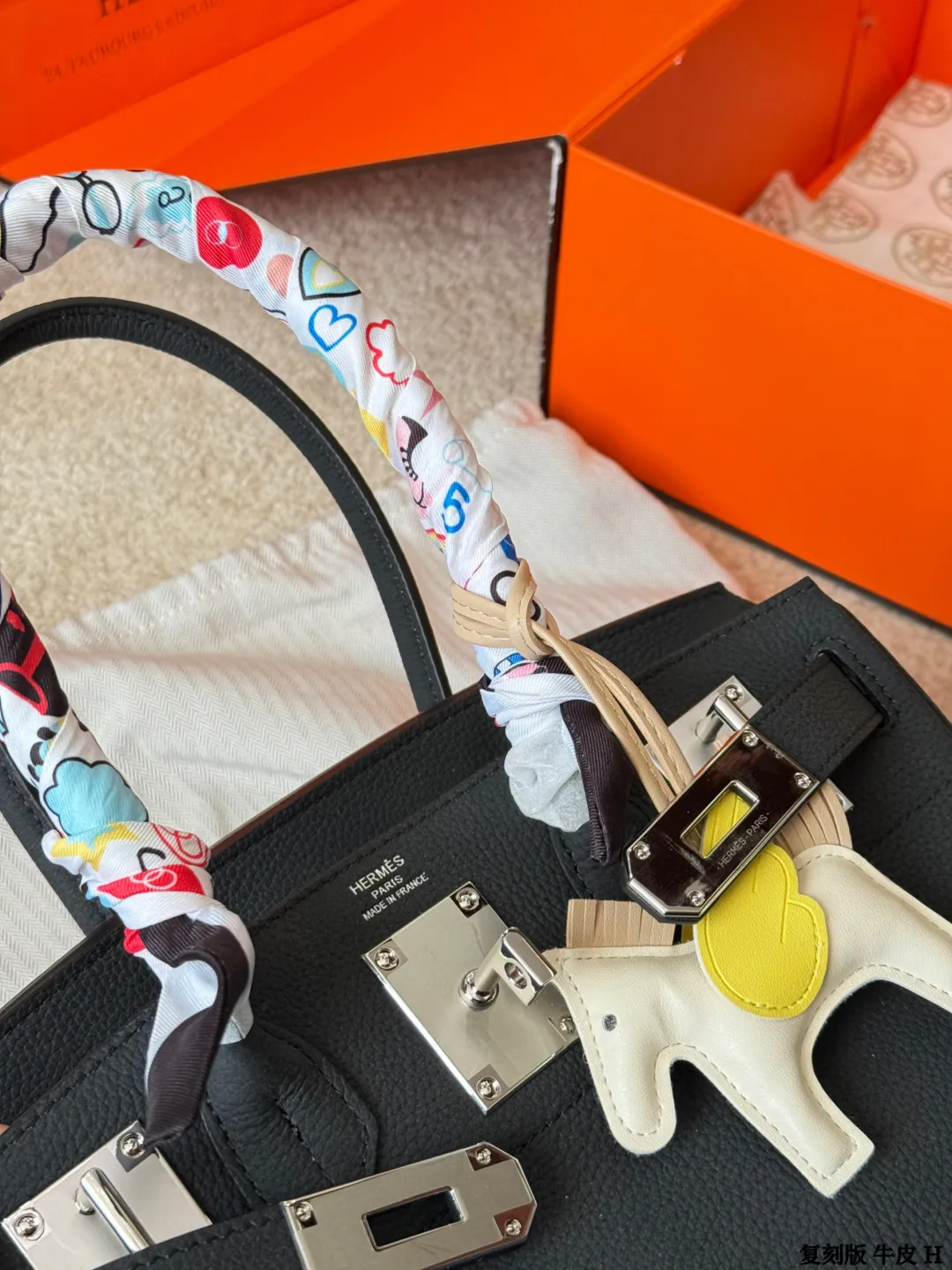 复刻版 头层牛皮 p330 Hermes 爱马仕｜Birkin 铂金包 独家经典火爆出货 纯皮 里外纯皮！集万千宠爱与一身 爱马仕&middot;birkin铂金包 专柜万年不下架 原厂激光五金 各路时尚主播/网红/明星不离手 气质女神爱不释手必备法宝 各种百搭 处处体现时尚品味 畅销多年 新版本新工艺 选材结实有型且皮质超软 里外全皮 油边/走线/五金媲美专柜 注目精湛工艺 感受工匠神韵 品质如图 市场最高版本 随意出入专柜无压力 女神包抓紧购 阳光下颜色偏浅 室内光线暗会深一些 这是常识哦 尺寸：30cm