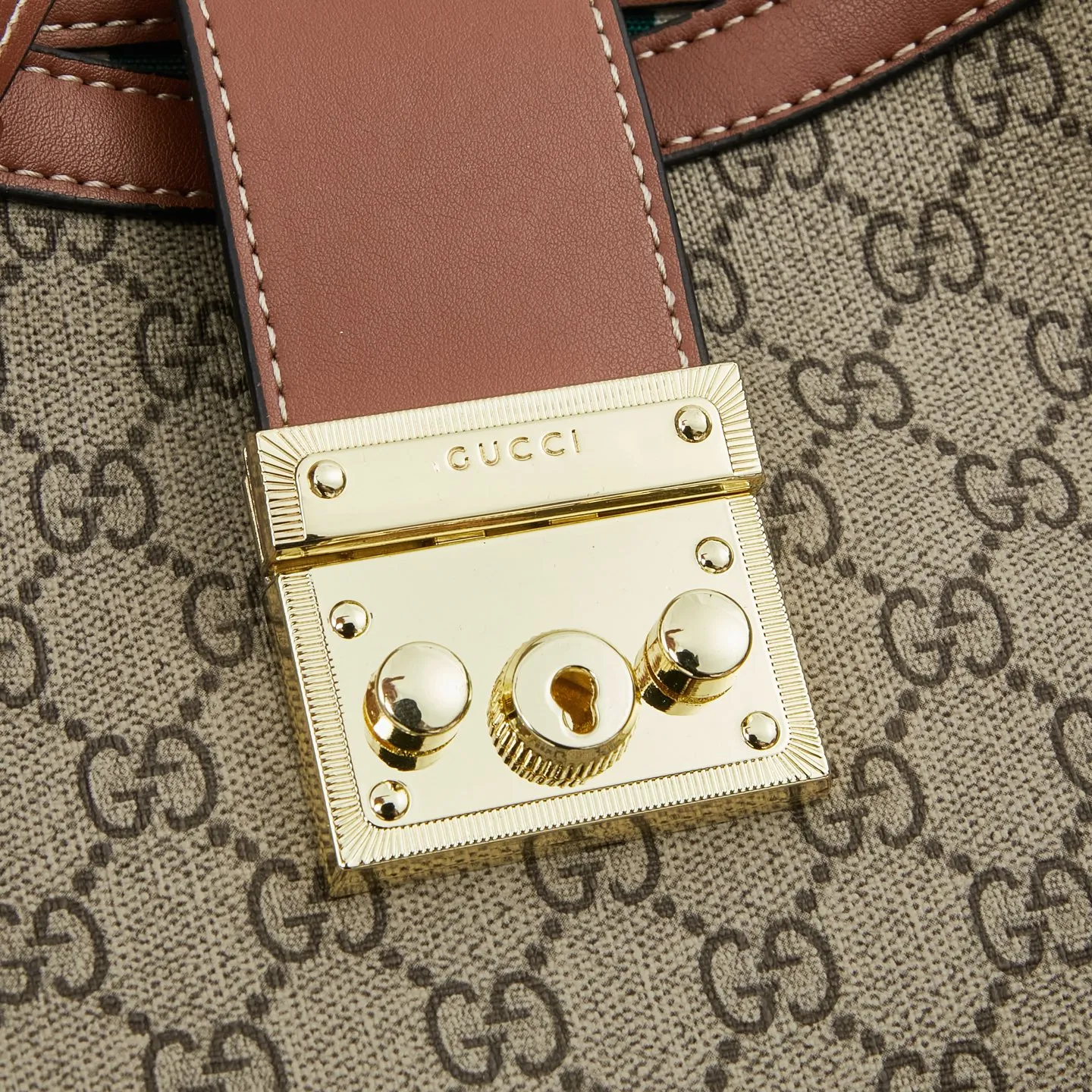 🌟新款上新💰208包邮❗ 🔥2025春夏系列精彩呈献手袋新作!Padlock系列推出多款背携方式多样的时尚包款,为2025早秋系列增色添彩。这款肩背包设有一个带拉链袋的中间隔层,配以织带衬里,让人不禁联想起品牌标志性图案。独家专业十年打造专柜顶级品质👏👏 型号🌟839021棕色 尺寸🌟宽29x高23.5x测宽15.5cm