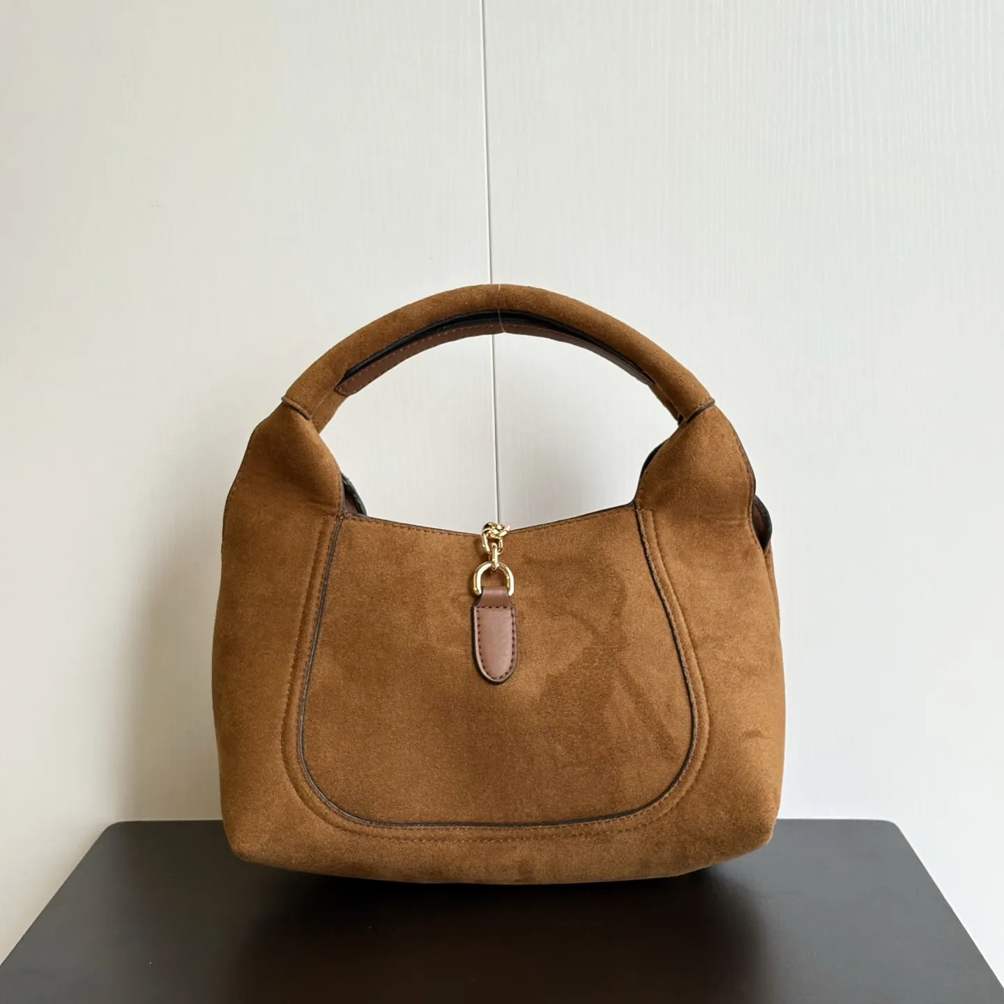 💰200包邮❗ Gucc1 Softbit系列大号半马衔扣造型中号手提包~款号837467棕磨砂🎈🎈🎈尺寸:27.5厘米(宽)x 21厘米(高)x 16厘米(深)📢📢📢