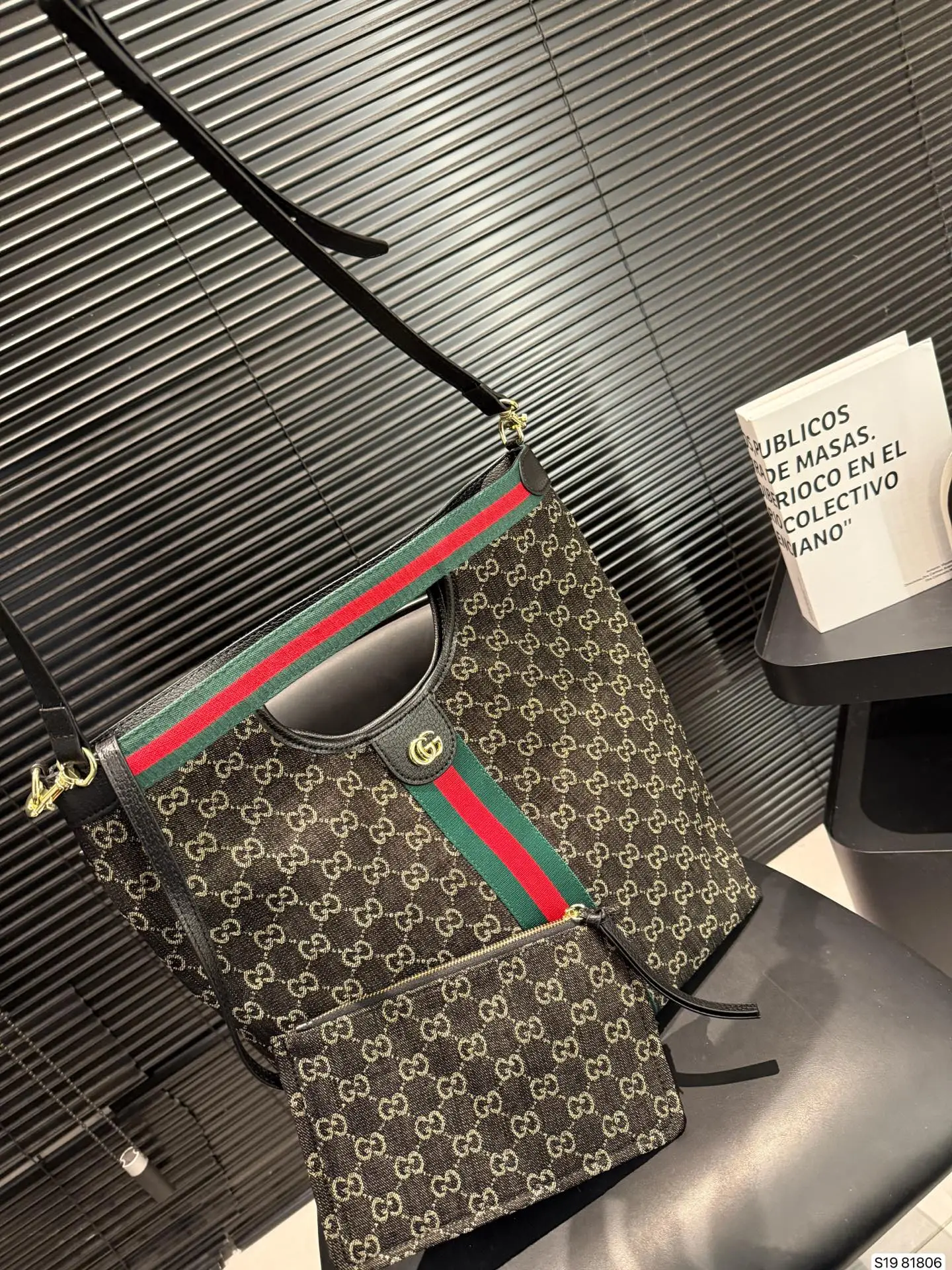 P145 酷奇 闭眼都能入手的包包| 托特包 可手提可单肩 真的是闭着眼都能冲的款式！ 尺寸：30 39 货号81806