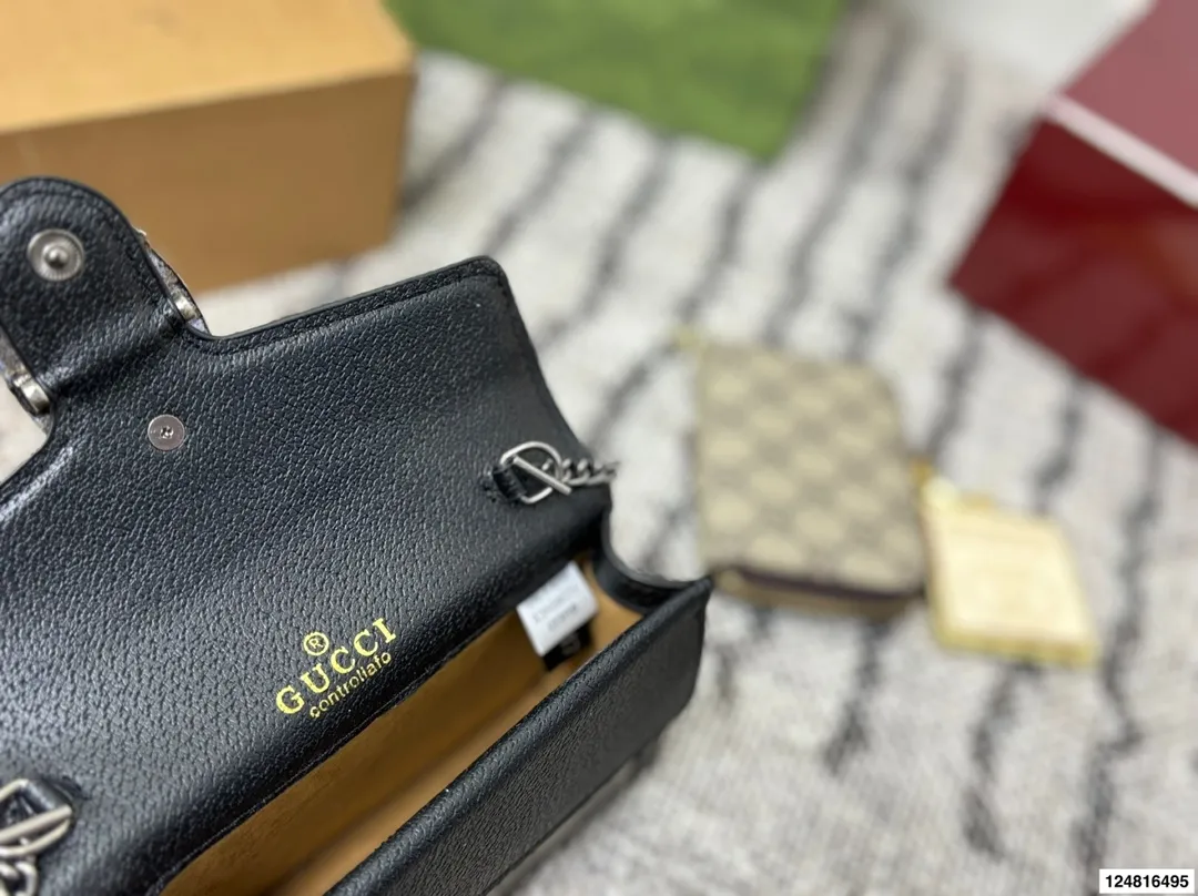 p165 配折叠礼盒 Gucci 新配色 燕麦色 Nano 酒神 新品 Zp售价¥27,400 如果包包只能选一个你们就买这个迷你酒神就可以了 我给你们种草图 看看他有多a多飒 女孩的本命包 复古系列更让年轻女孩们心动💓 装不了东西没关系 好看就行了!! 尺寸:17*10