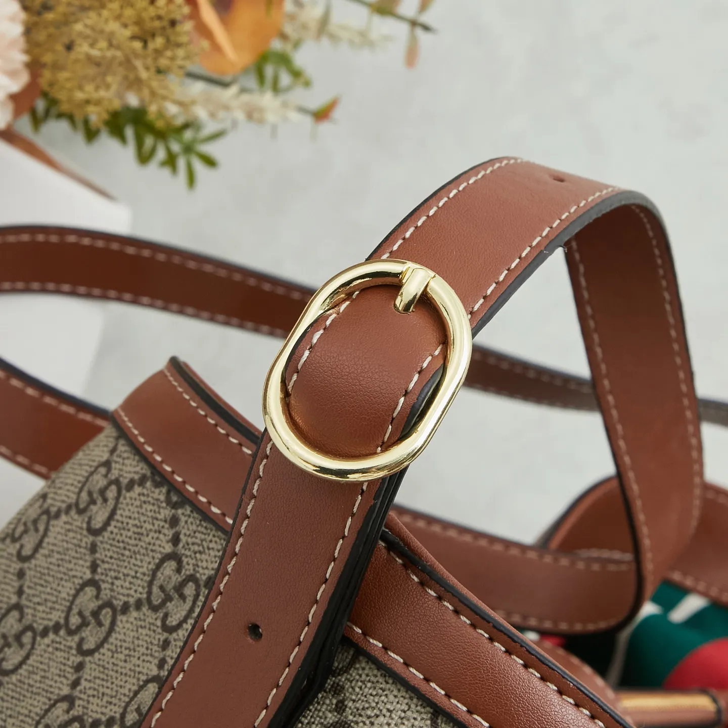 🌟新款上新💰208包邮❗ 🔥2025春夏系列精彩呈献手袋新作!Padlock系列推出多款背携方式多样的时尚包款,为2025早秋系列增色添彩。这款肩背包设有一个带拉链袋的中间隔层,配以织带衬里,让人不禁联想起品牌标志性图案。独家专业十年打造专柜顶级品质👏👏 型号🌟839021棕色 尺寸🌟宽29x高23.5x测宽15.5cm