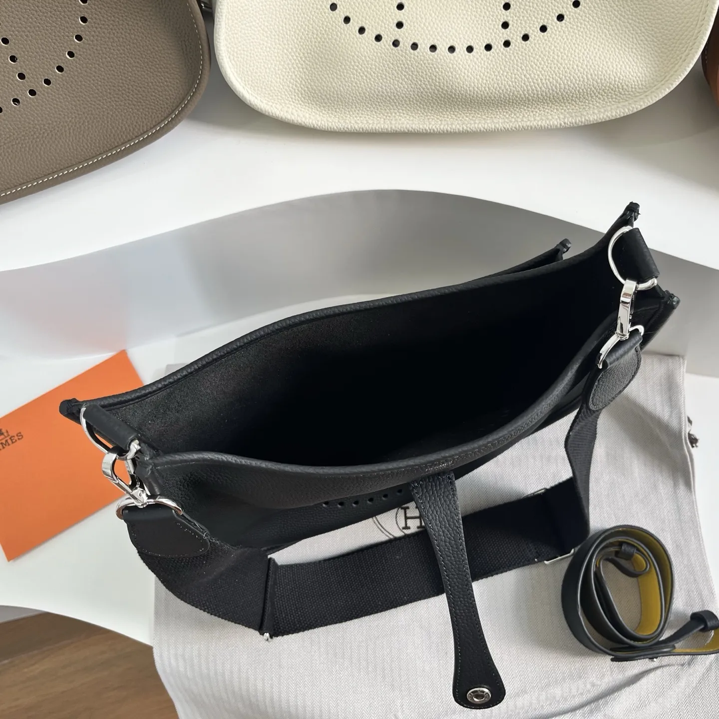 定制版29厘米💰258包邮‼️礼盒➕20 伊芙琳29cm慵懒的刚刚好! 都说这个包冷门,但实物真的越耐看 ,这款更休闲更飒,百搭随性,简约大气的慵懒感一下子拿捏住了!实用主义者必备大包!容量太nice啦👍 贴心的宽肩带可以减轻重量,放松肩膀~ 多种背法,男女都可驾驭! 更加适合高个子宝宝哦~随意一挎就能出门 尺寸:29×30×8cm