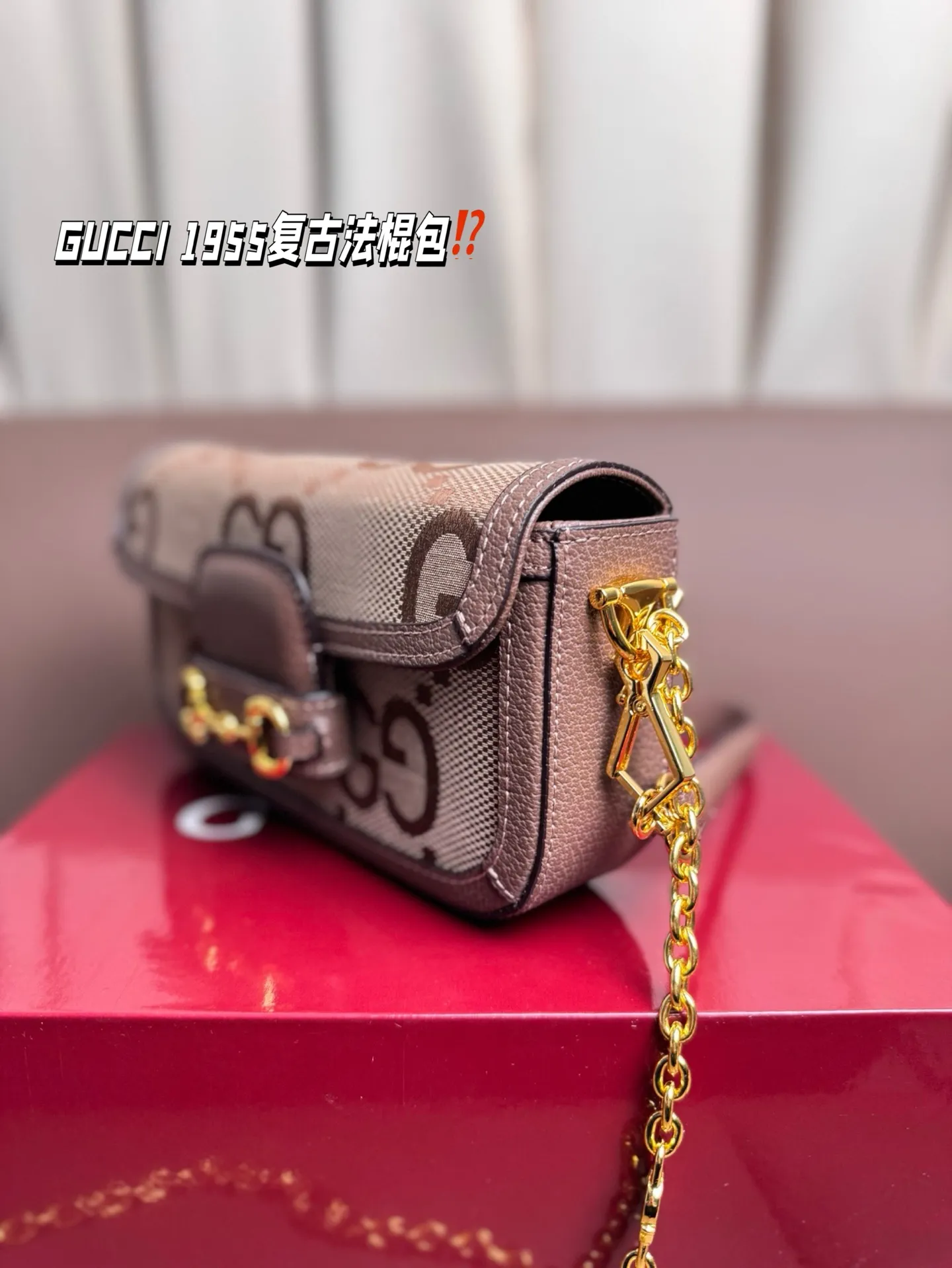 P190 GUCCI 1955复古法棍包。 GUCCI 1955家族又新填一位新成员在原有的经典马鞍包设计上等比例缩小定型包工艺显得更加小巧精致 配了一根超美的双Glogo金色链条尽显复古摩登之美 尺寸23*13