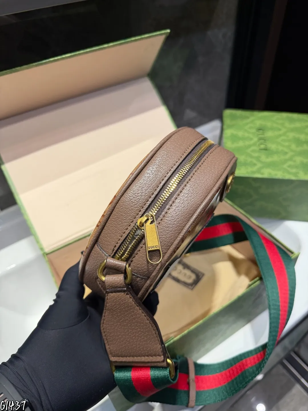 ❤️p130（礼盒包装）❤️ gucc！酷奇 今年圆形包比较多，考虑到容量的话老花家圆饼包是个不错的选择哦，可以说内外兼修啦圆饼包颜值高实用性真的不赖的尺寸20.6.20