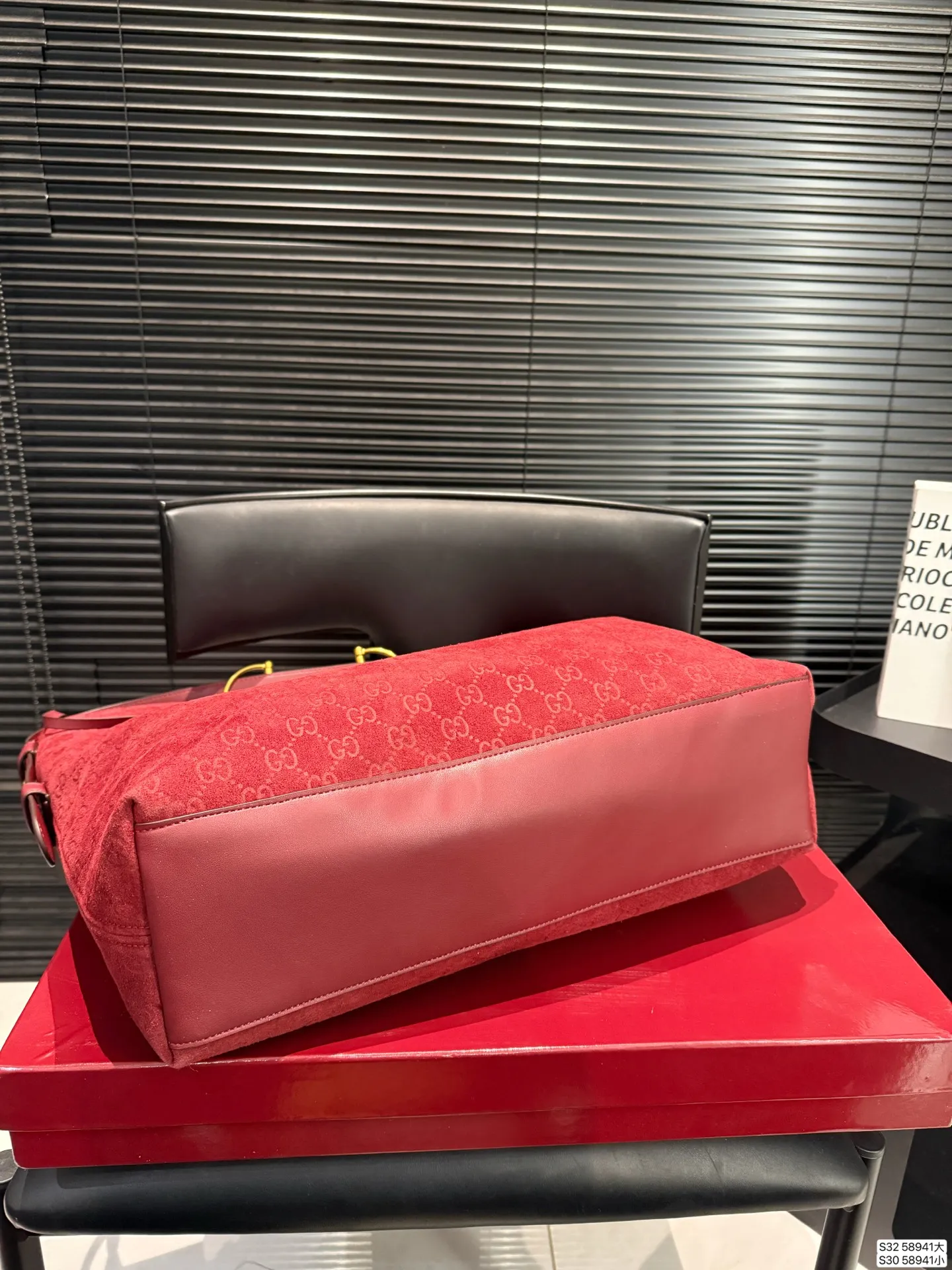 大号P210 小号P200 配盒子 纯皮酷奇Gucci Beatrix 【Gucci bestrix咖啡棕 轻享随行】✨ ▪️ 一抹浓郁咖啡色 沉淀时光的温柔 搭配秋冬焦糖系穿搭 自带高级滤镜 举手投足皆是质感 ▪️ 超轻量设计 重量仅如一部手机 肩颈自在无负担 通勤赶车步履生风 逛街出游轻如 尺寸大40 35 小34 27 货号58941