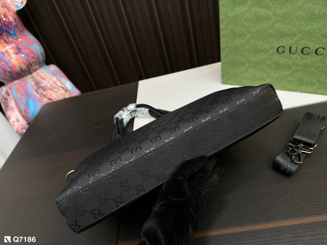 💰100 gucci 酷奇新款男包推荐 男包推荐: reverse eclipse Christopher ,nylon soft trunk, utility 邮差包。 目测爆款我觉得比女款更加简约.和潮流,女生也可以背哦,而且容量可 中国独家提前上市,大家快去联系你们的sales抢货吧 尺寸37.29cm