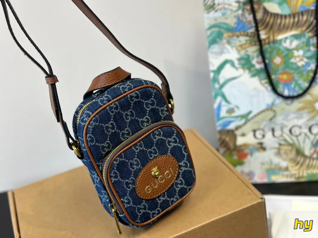 ¥145全套包装 报告!GUCCI虎头手机包真是太太太可爱了吧 怎么能拒绝x这么一只可可爱爱的小包包呢 GUCCI新出的虎头手机包真是一眼就爱上延续经典的虎头系列 搭配柠檬黄的手柄真的要太夏天老花配色也永远不会过时 最主要性价比真的不要太高!别看是一只手机包容量非常乐观我手机是iphone11promax完全可以装入还有多的空间放纸巾 钥匙等 虽然是男包 女生也完全可以驾驭 推荐推荐!12*18cm